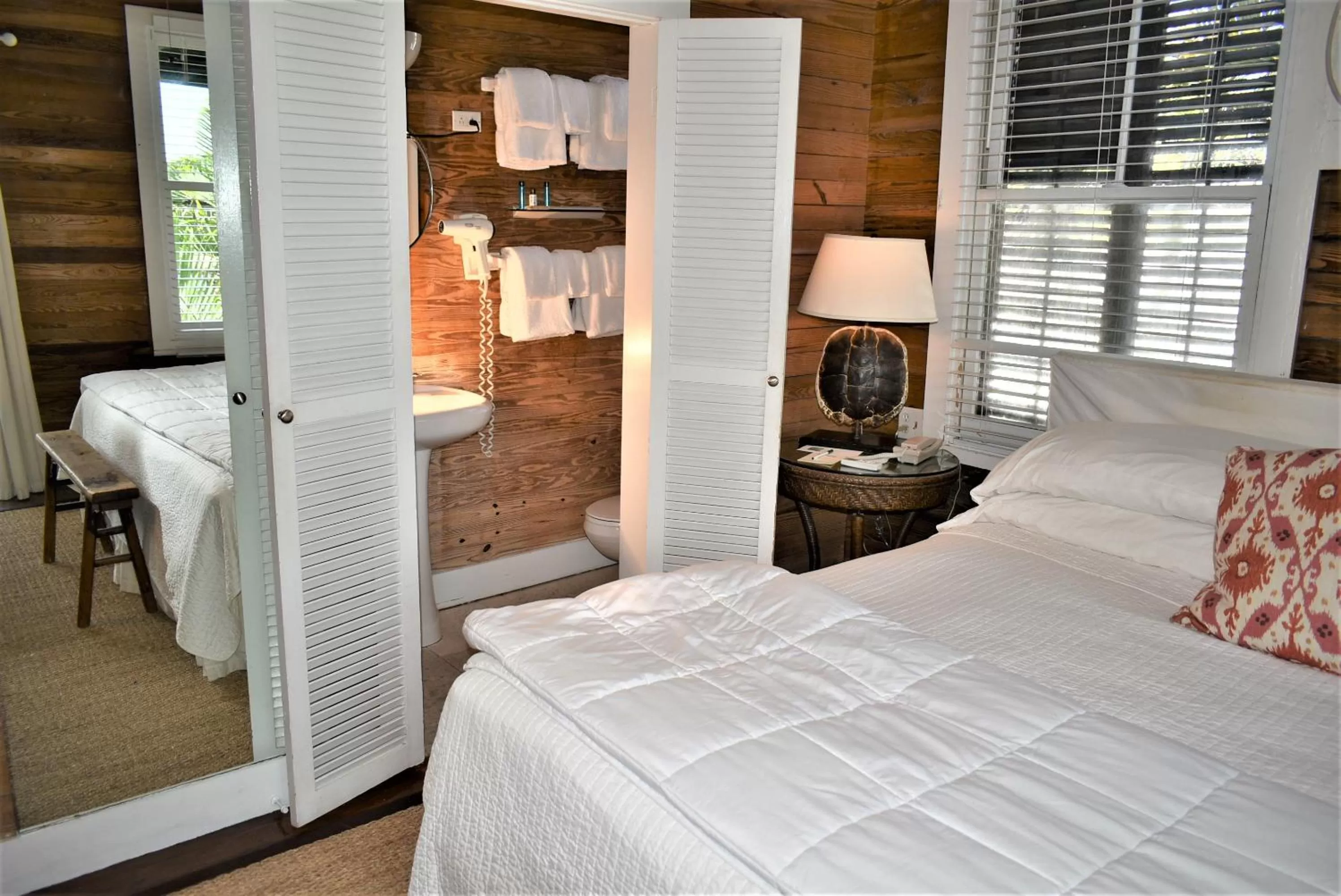 Bed in Simonton Court Historic Inn & Cottages