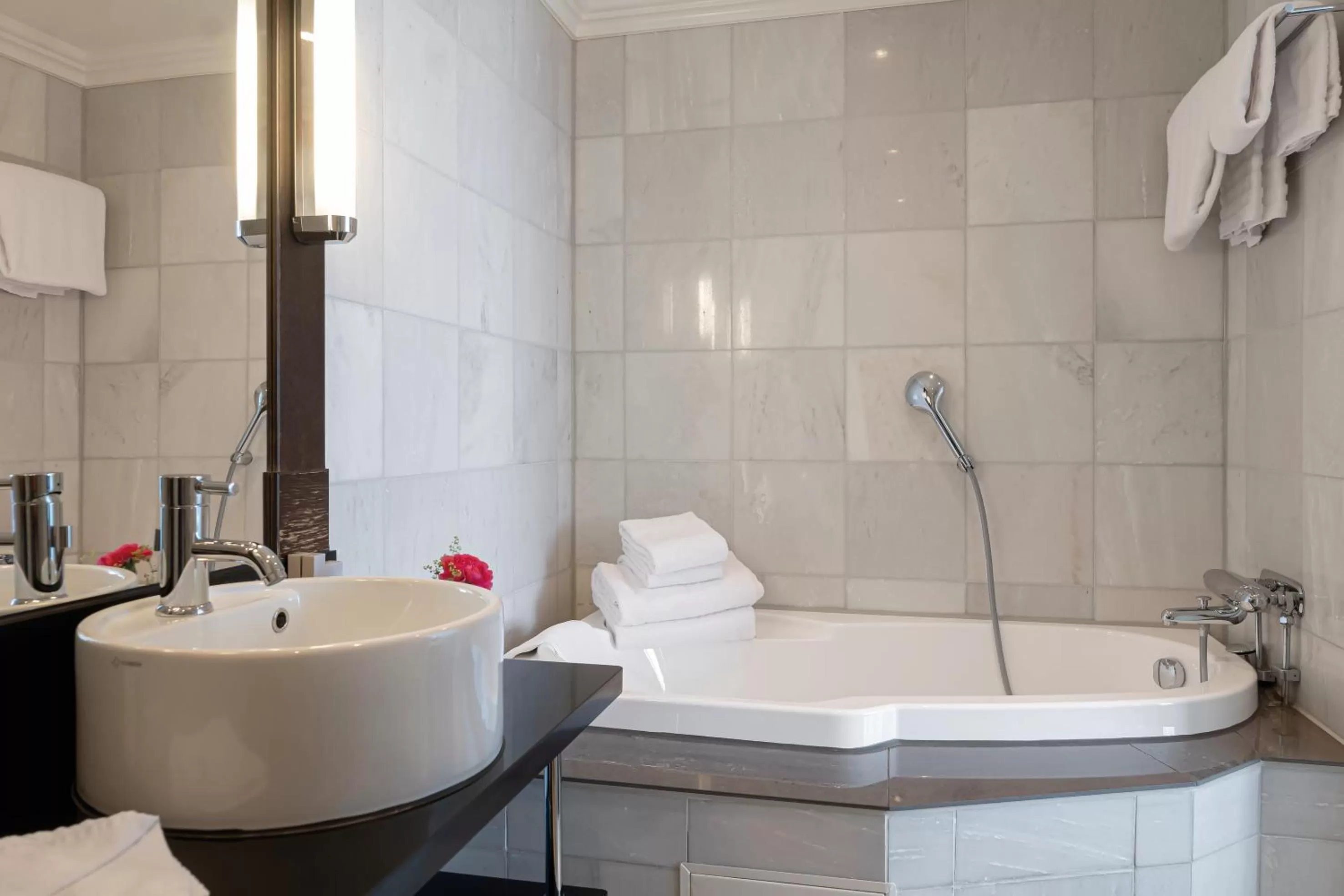 Bathroom in Elite Park Avenue Hotel