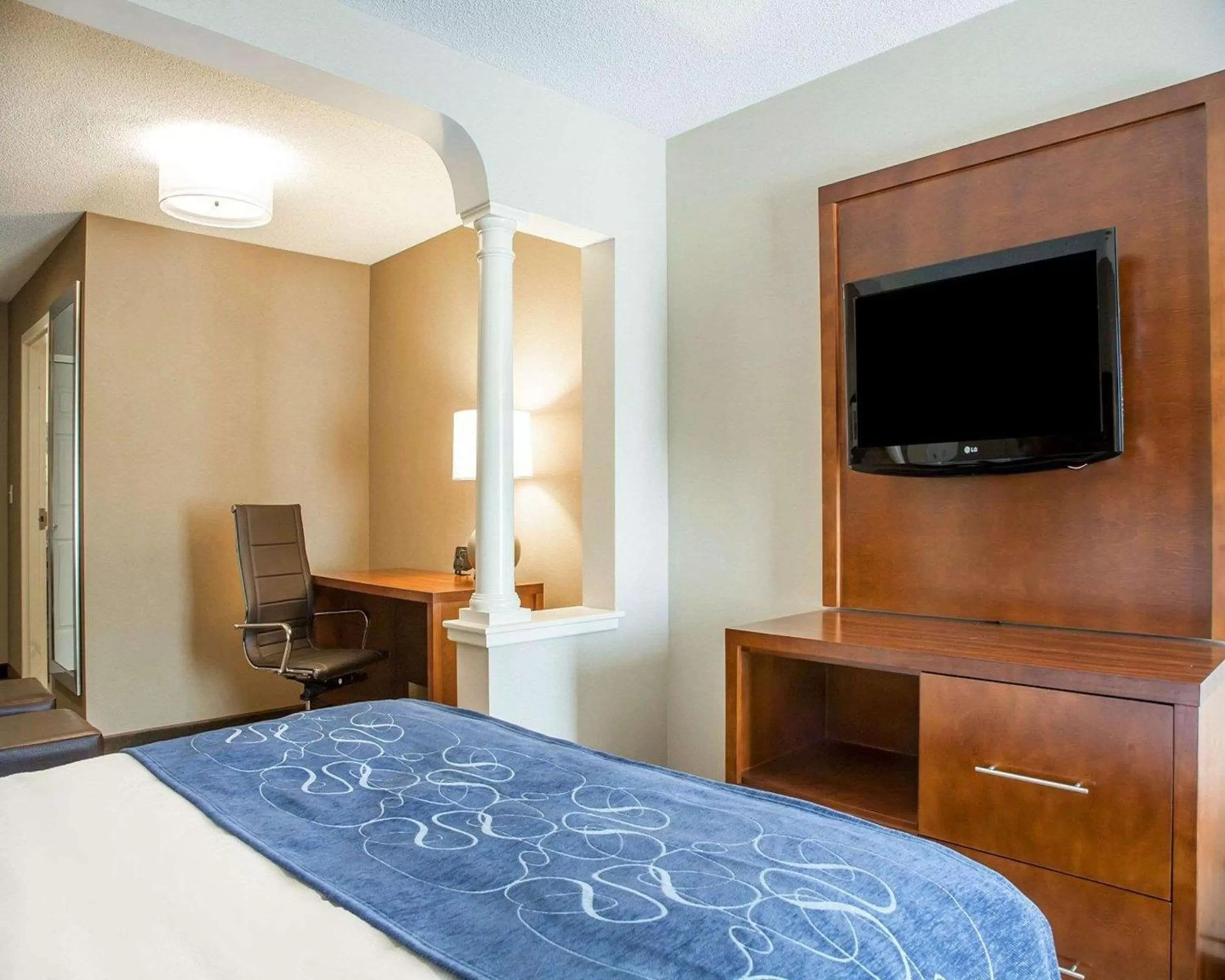 Bedroom, Bed in Comfort Suites West Warwick - Providence