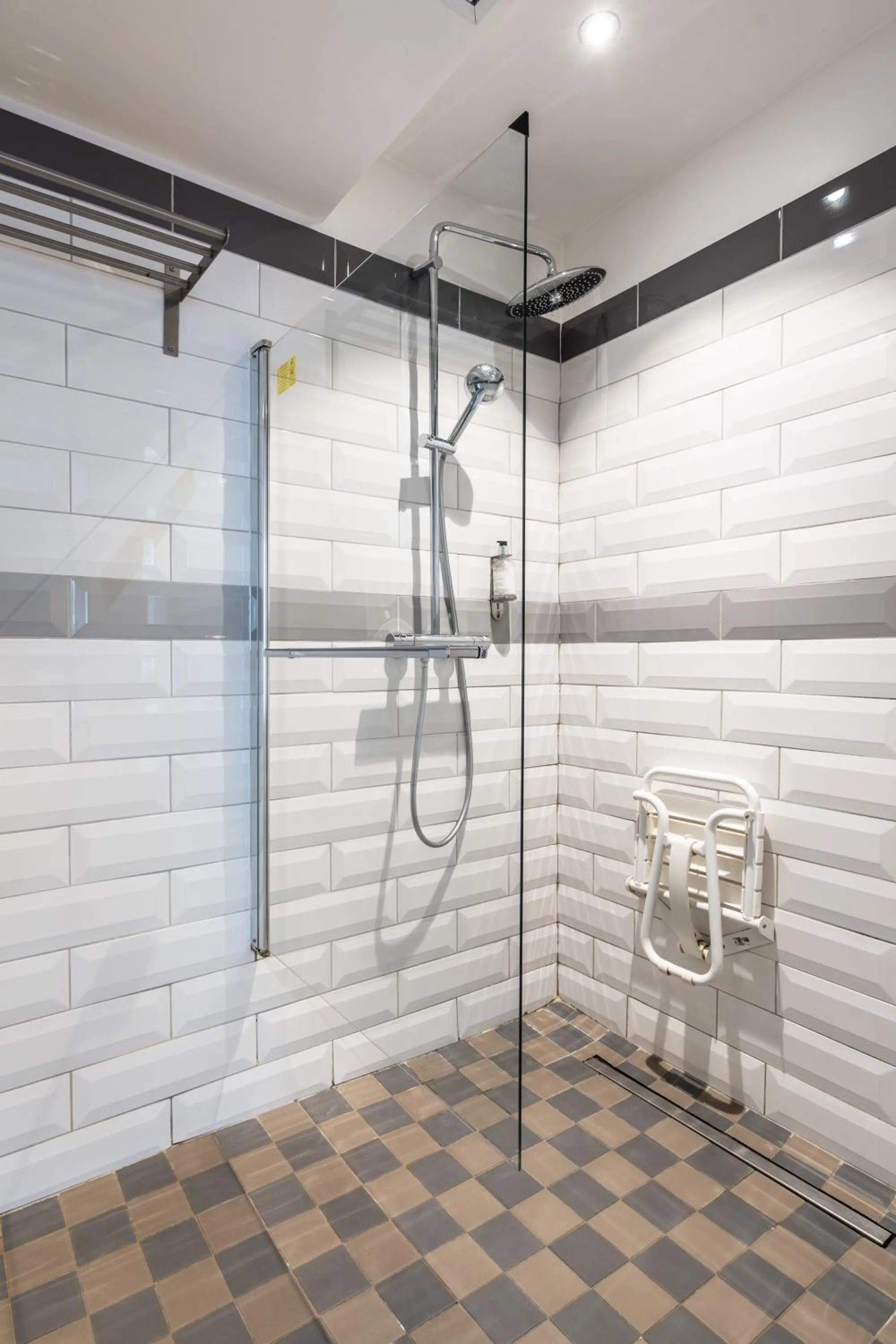 Shower in District Republique