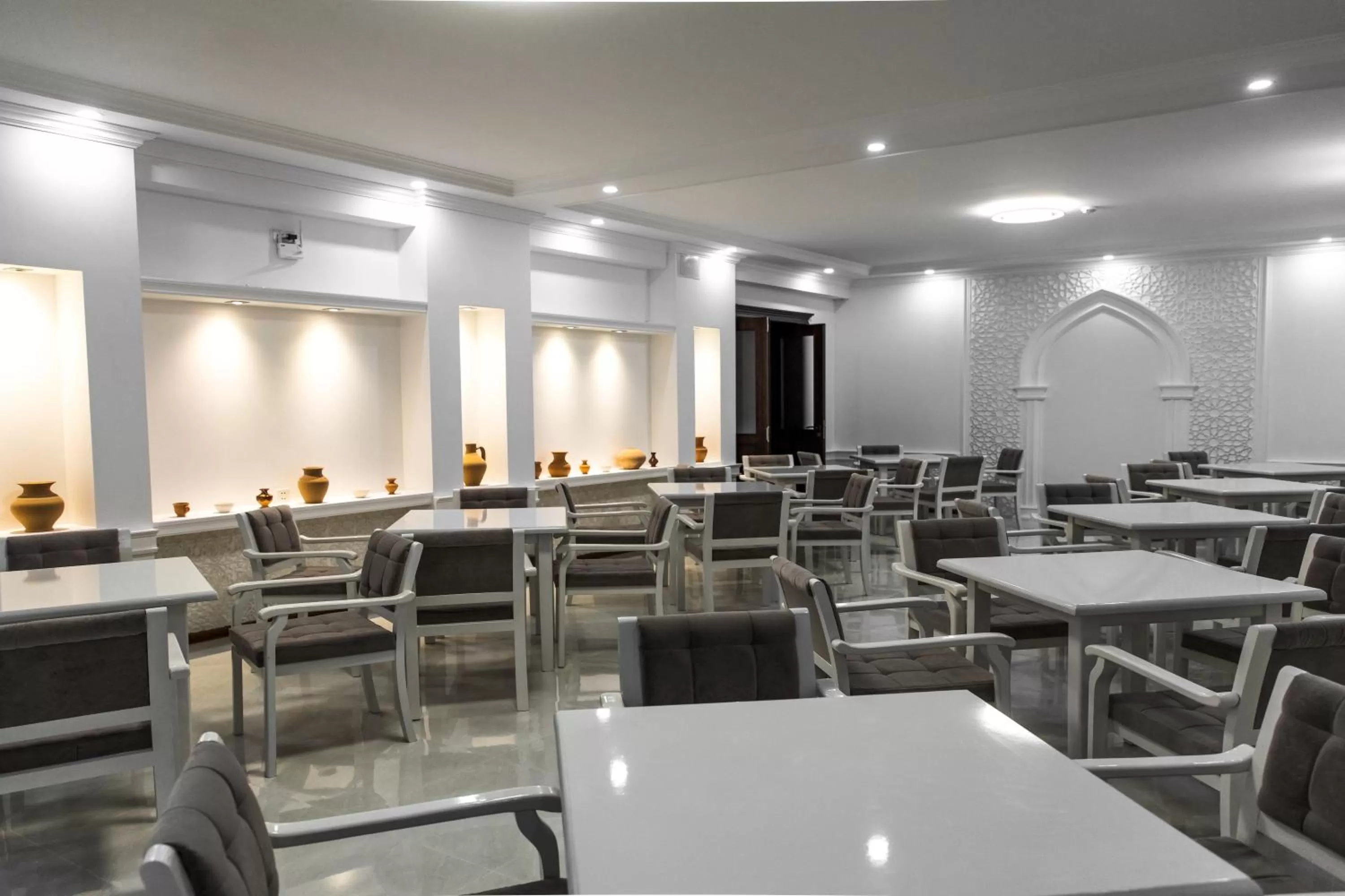 Restaurant/Places to Eat in Hotel Minor