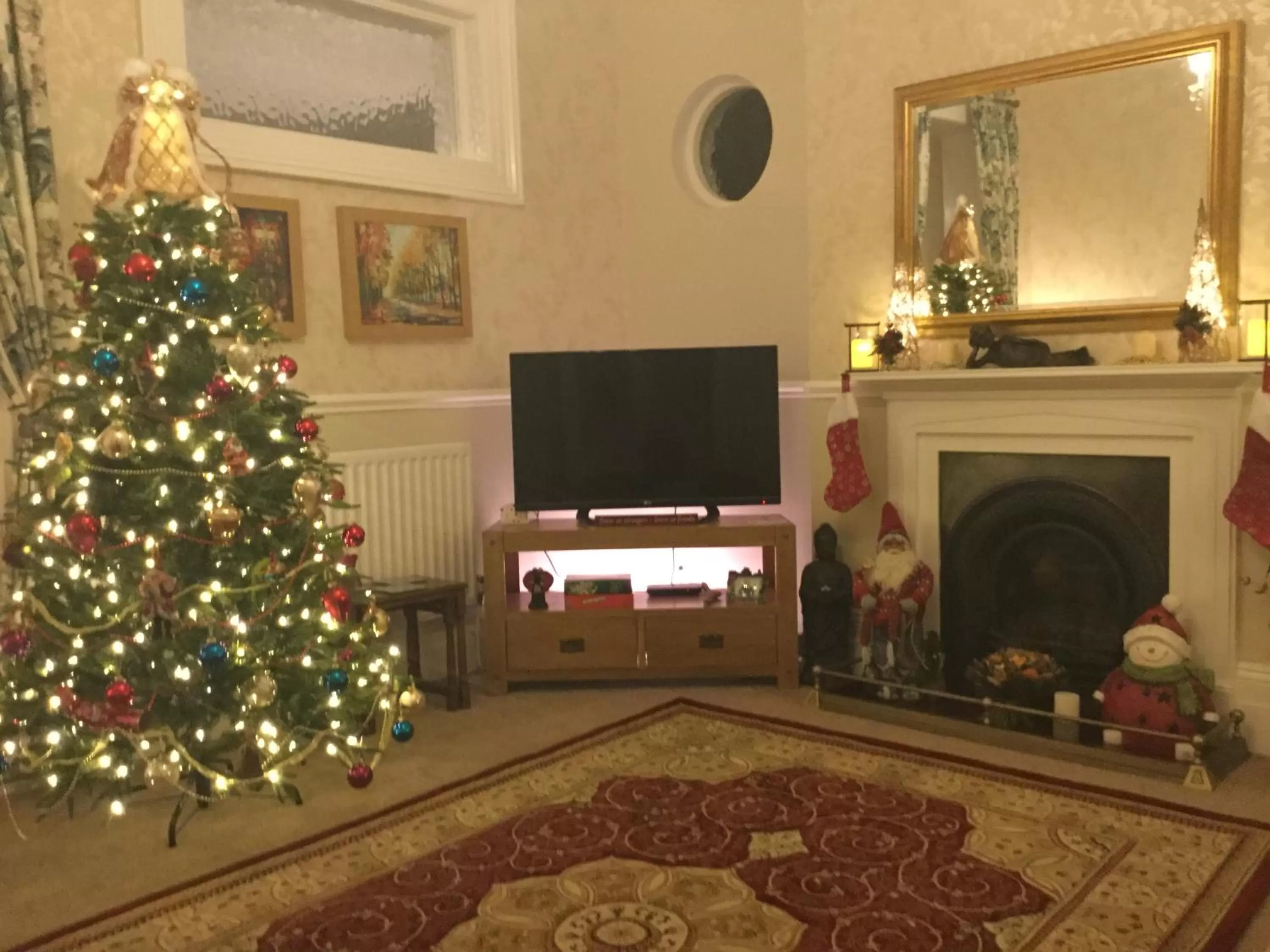 Communal lounge/ TV room, TV/Entertainment Center in Grange Bank House