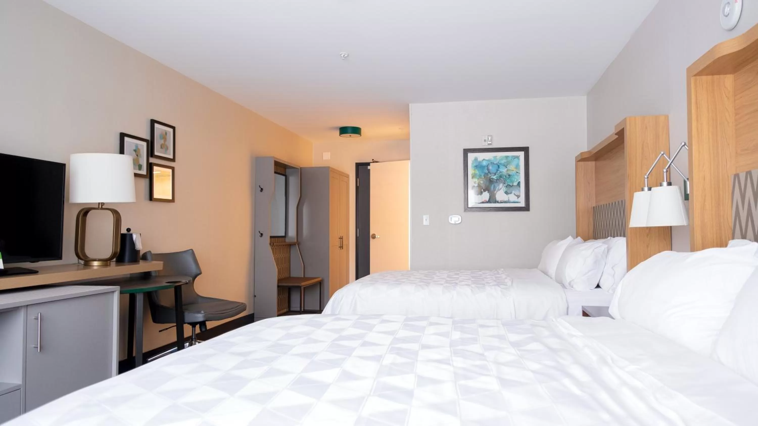 Photo of the whole room, Bed in Holiday Inn & Suites Philadelphia W - Drexel Hill by IHG