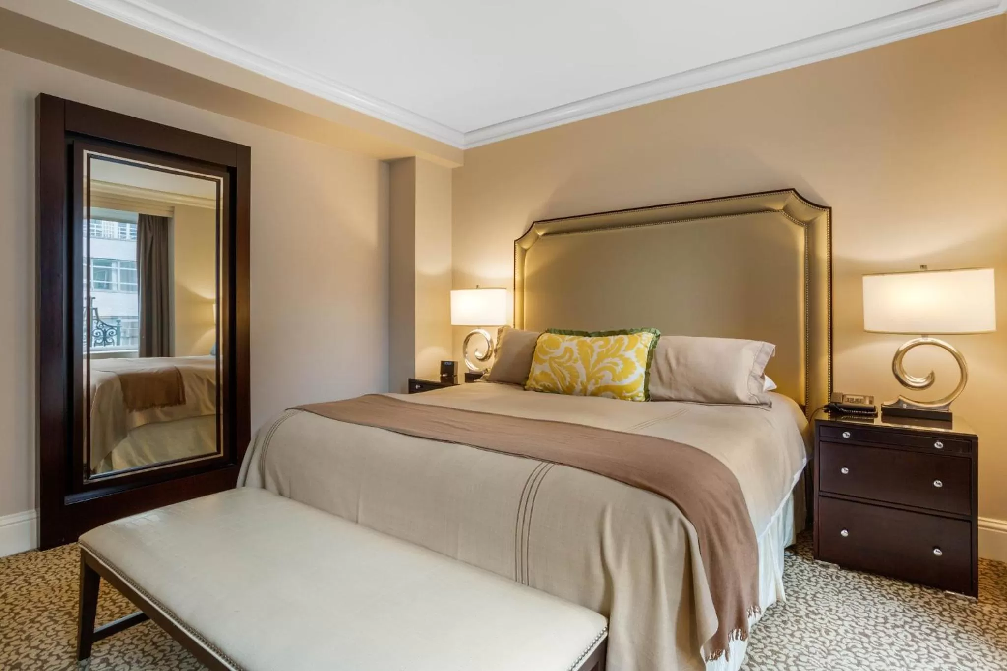 Photo of the whole room, Bed in Omni Berkshire Place