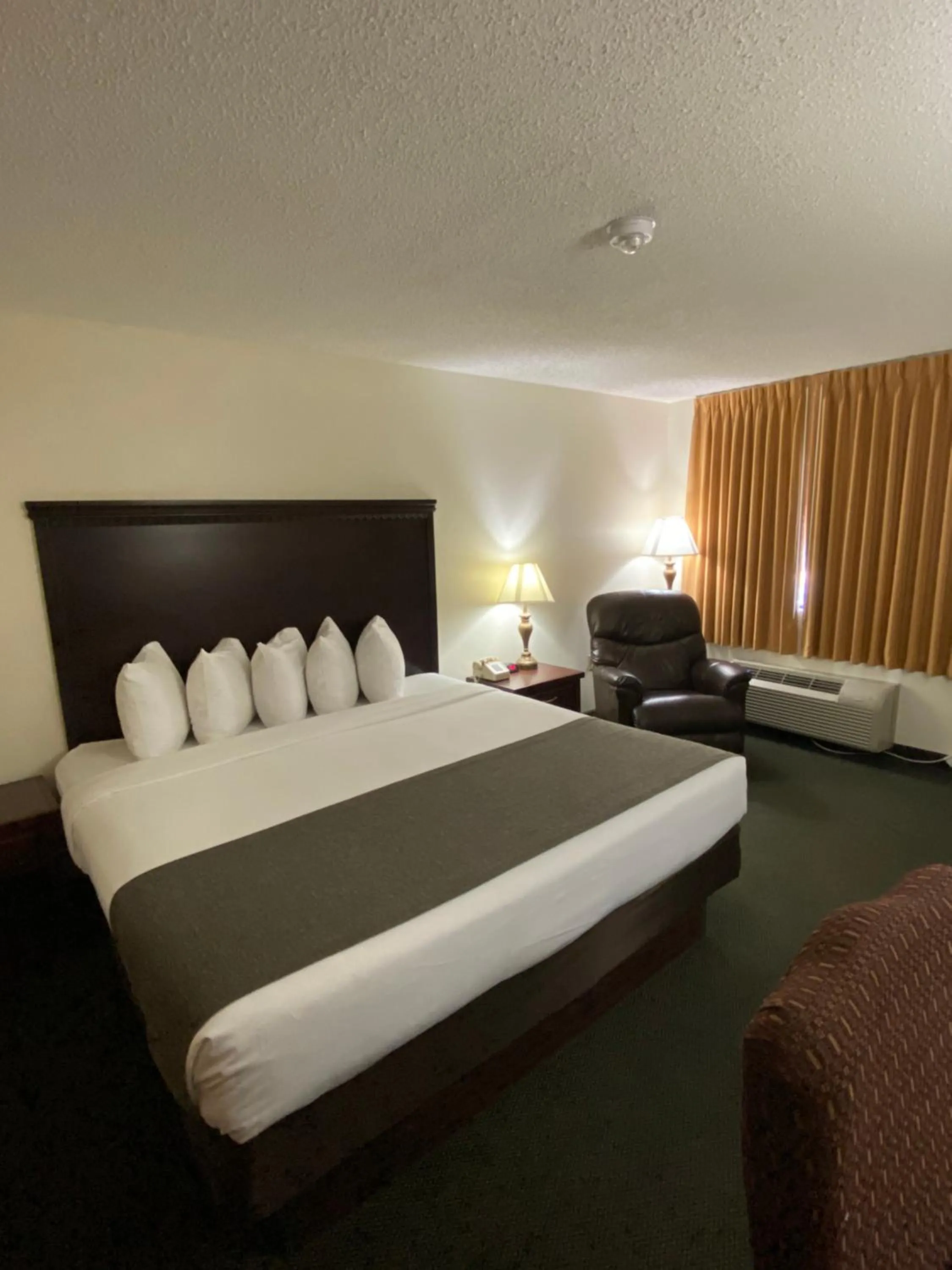 Bedroom, Bed in Brookwood Inn Branson