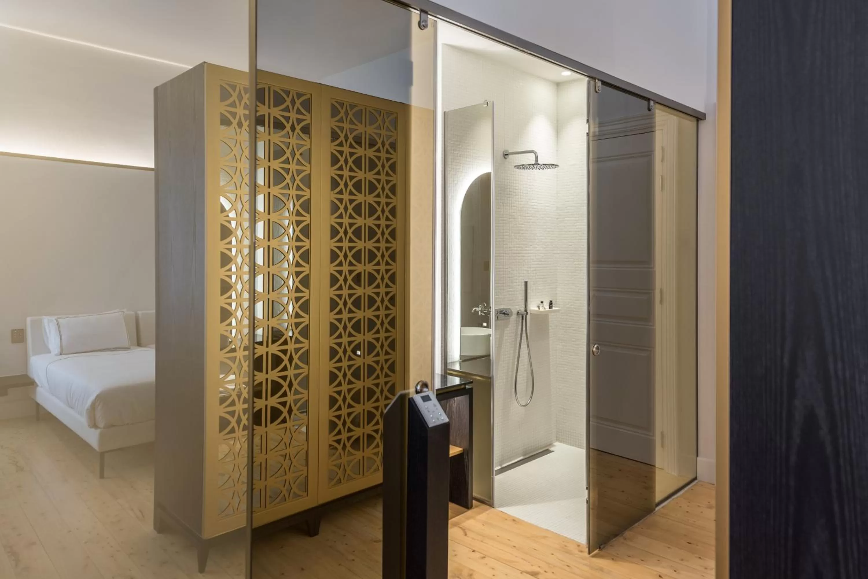 Shower, Bed in S Paul City Hotel