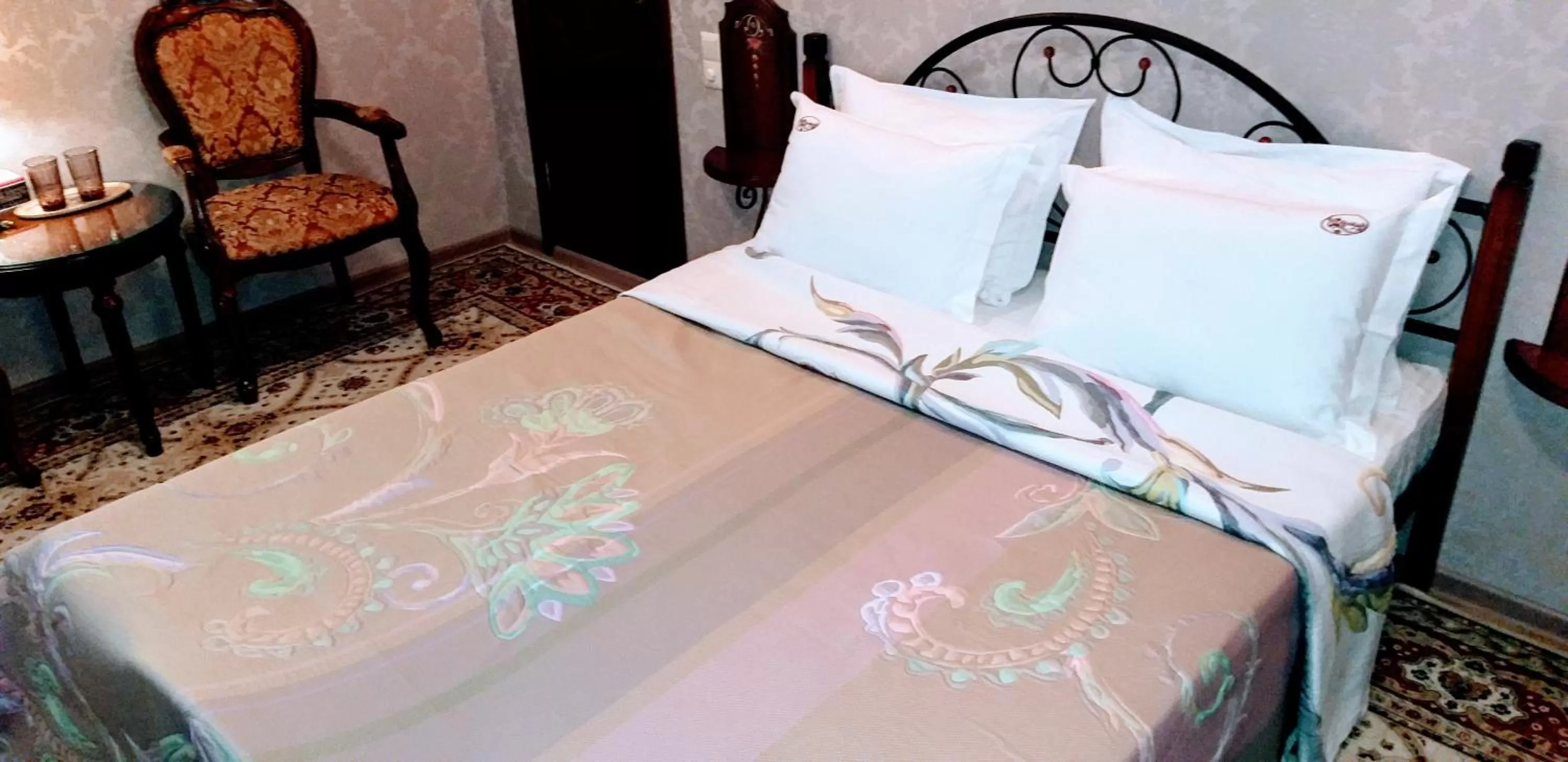 Photo of the whole room, Bed in Shalanda