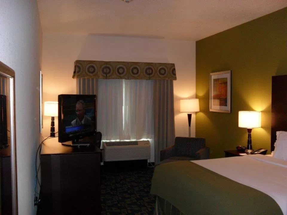 Bed in Holiday Inn Express and Suites Urbandale Des Moines by IHG