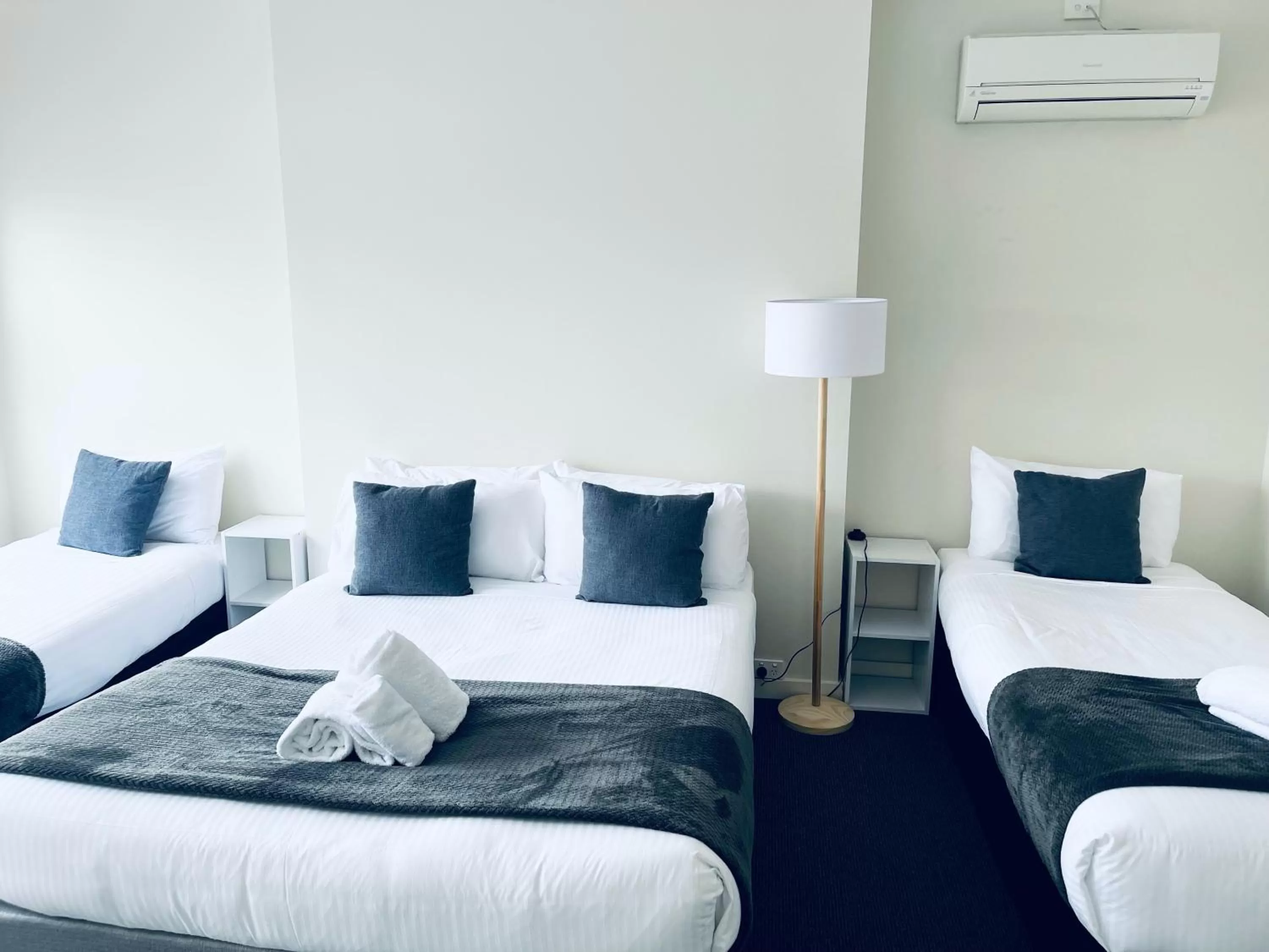 Bedroom, Bed in The Astor Hotel Motel