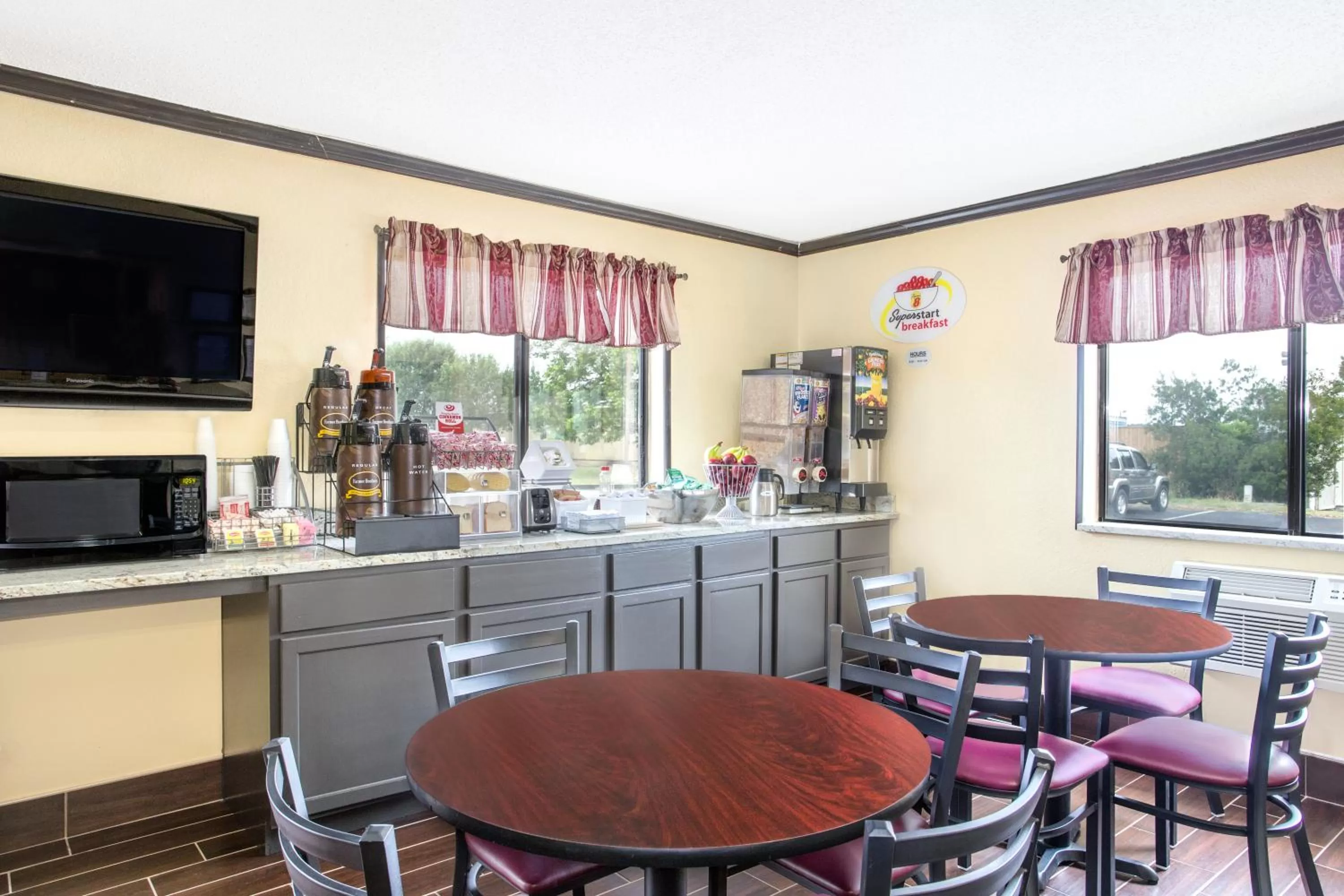 Food and drinks in Super 8 by Wyndham Douglas