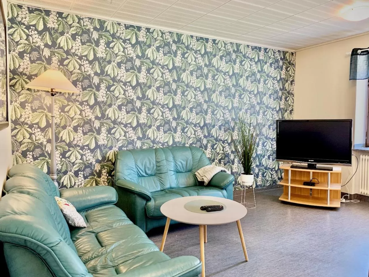 Communal lounge/ TV room in Tornedalens B&B