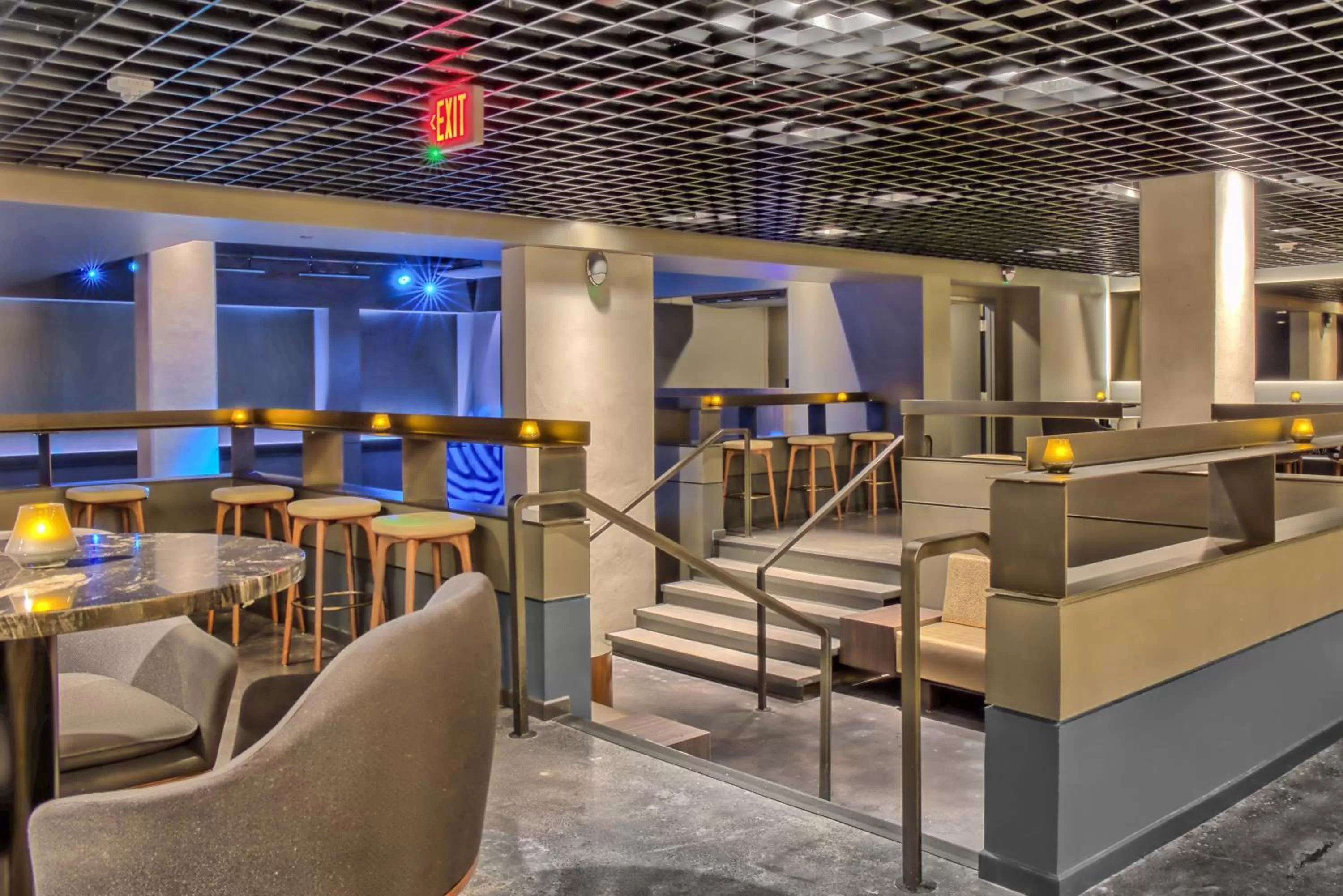 Lounge or bar in Omni Houston Hotel