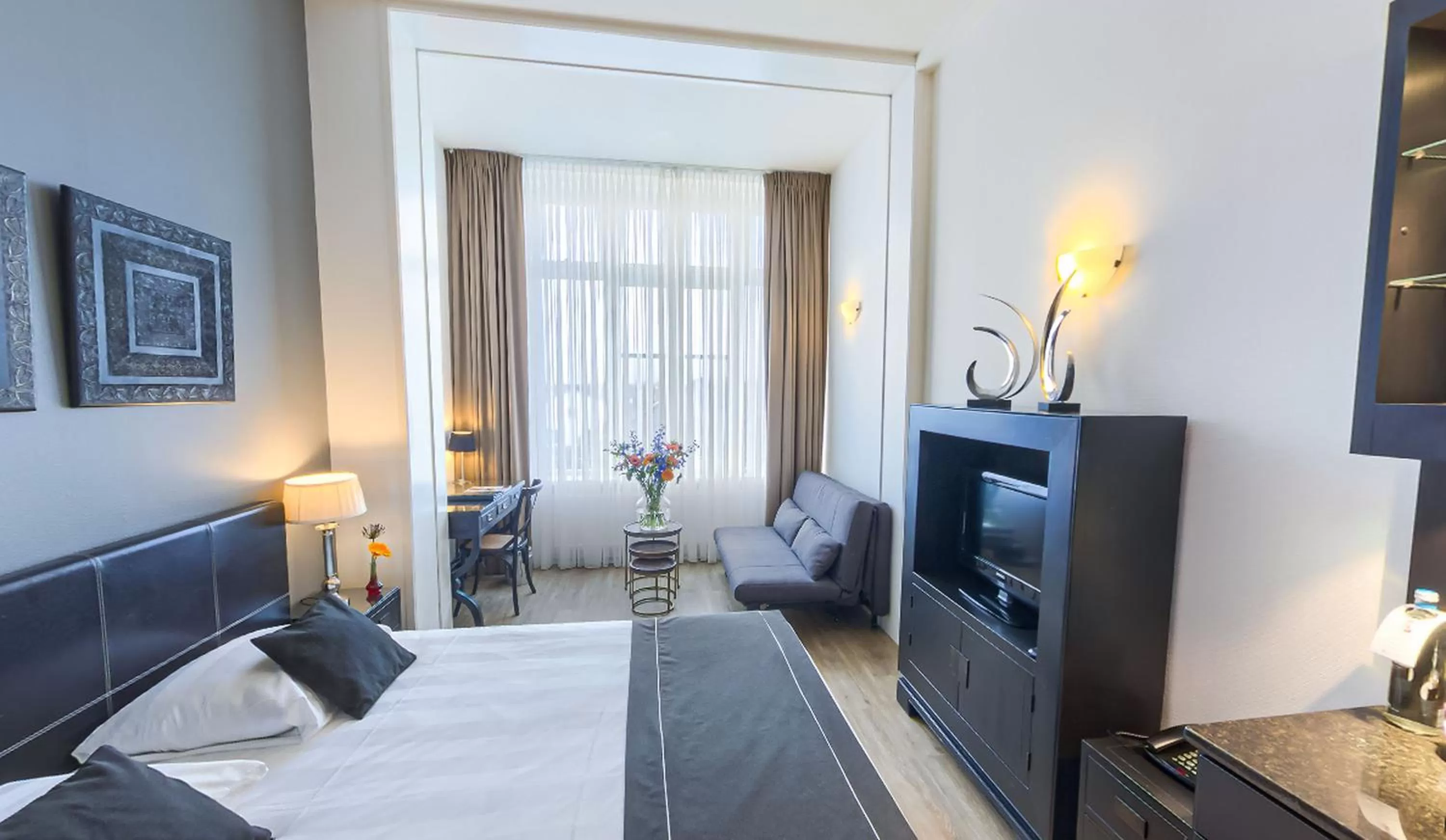 Photo of the whole room, Bed in Boutique Hotel Chariot - Amsterdam Schiphol Airport