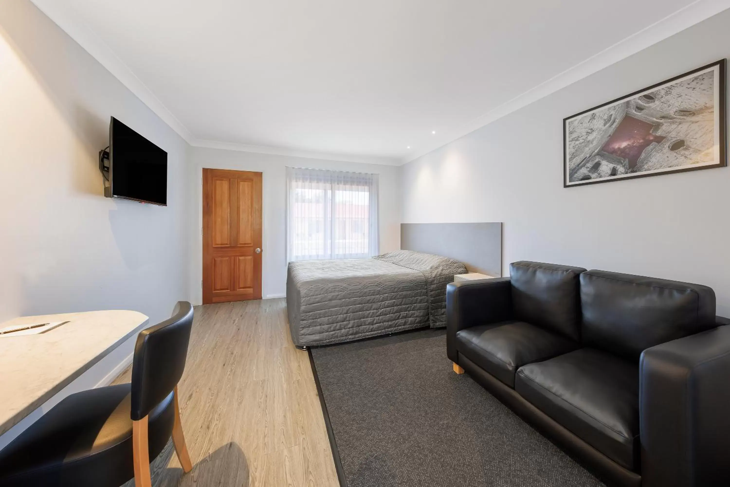 Deluxe Queen Room in Black Gold Motel Deluxe Queen Room in Black Gold Motel