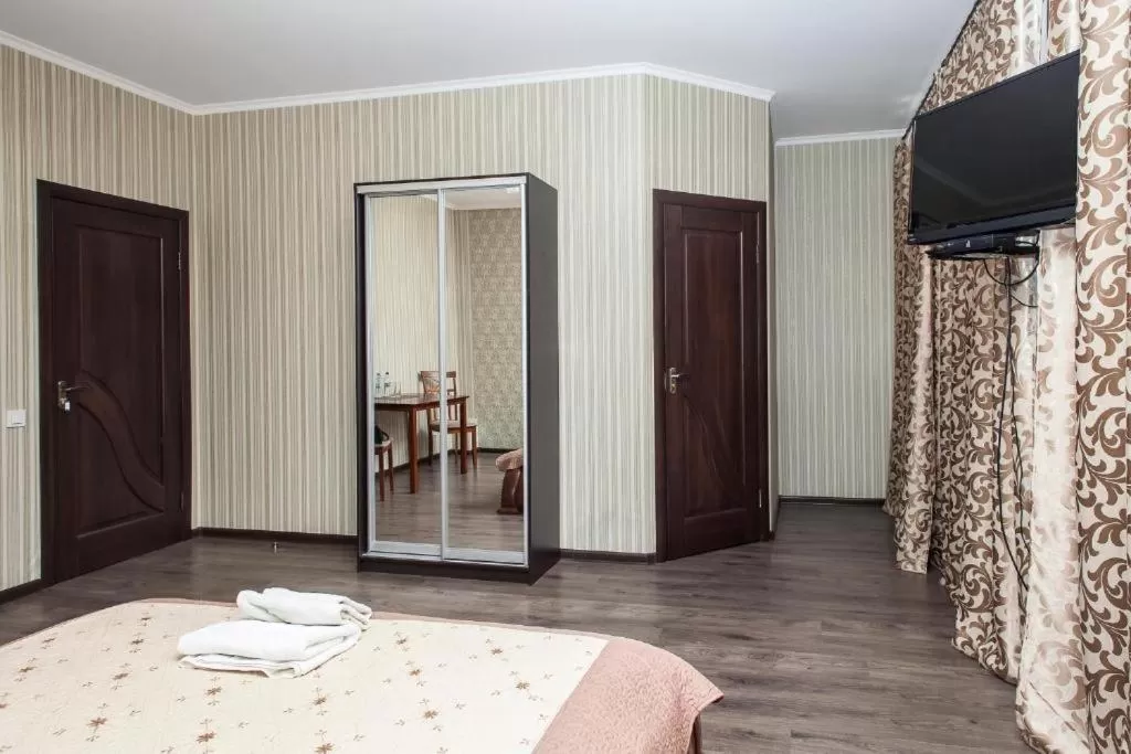 Bed, TV/Entertainment Center in Chyhorinskyi Hotel