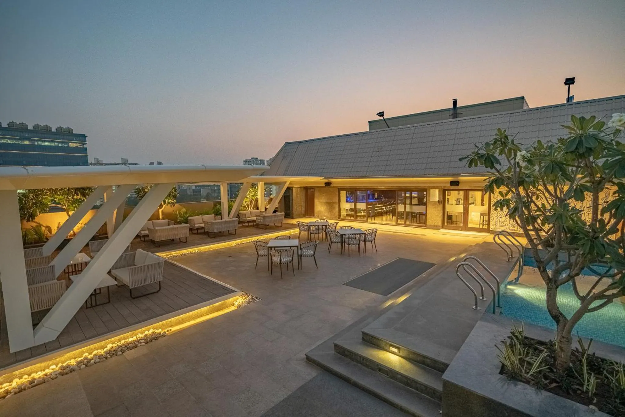 Lounge or bar in Radisson Blu Pune Hinjawadi