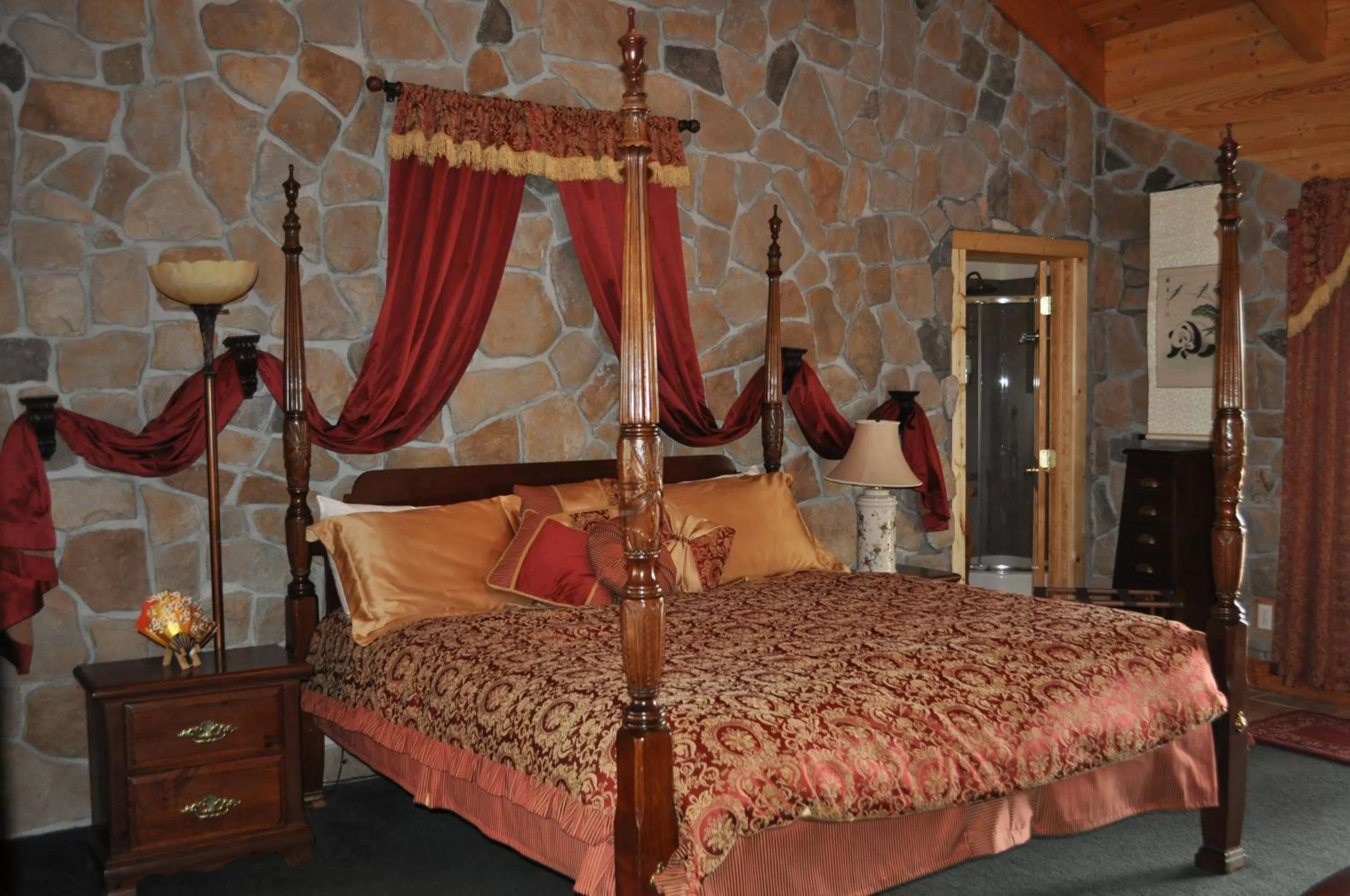 Photo of the whole room, Bed in Elkwood Manor Bed & Breakfast