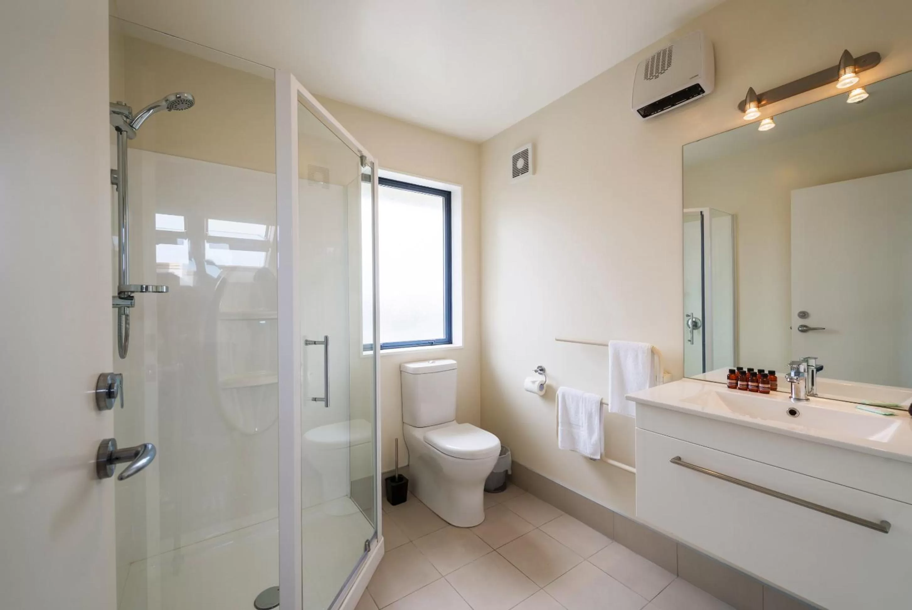 Bathroom in 123 Motel