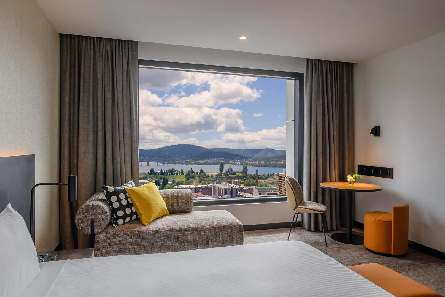 View (from property/room), Bed in Mövenpick Hotel Hobart