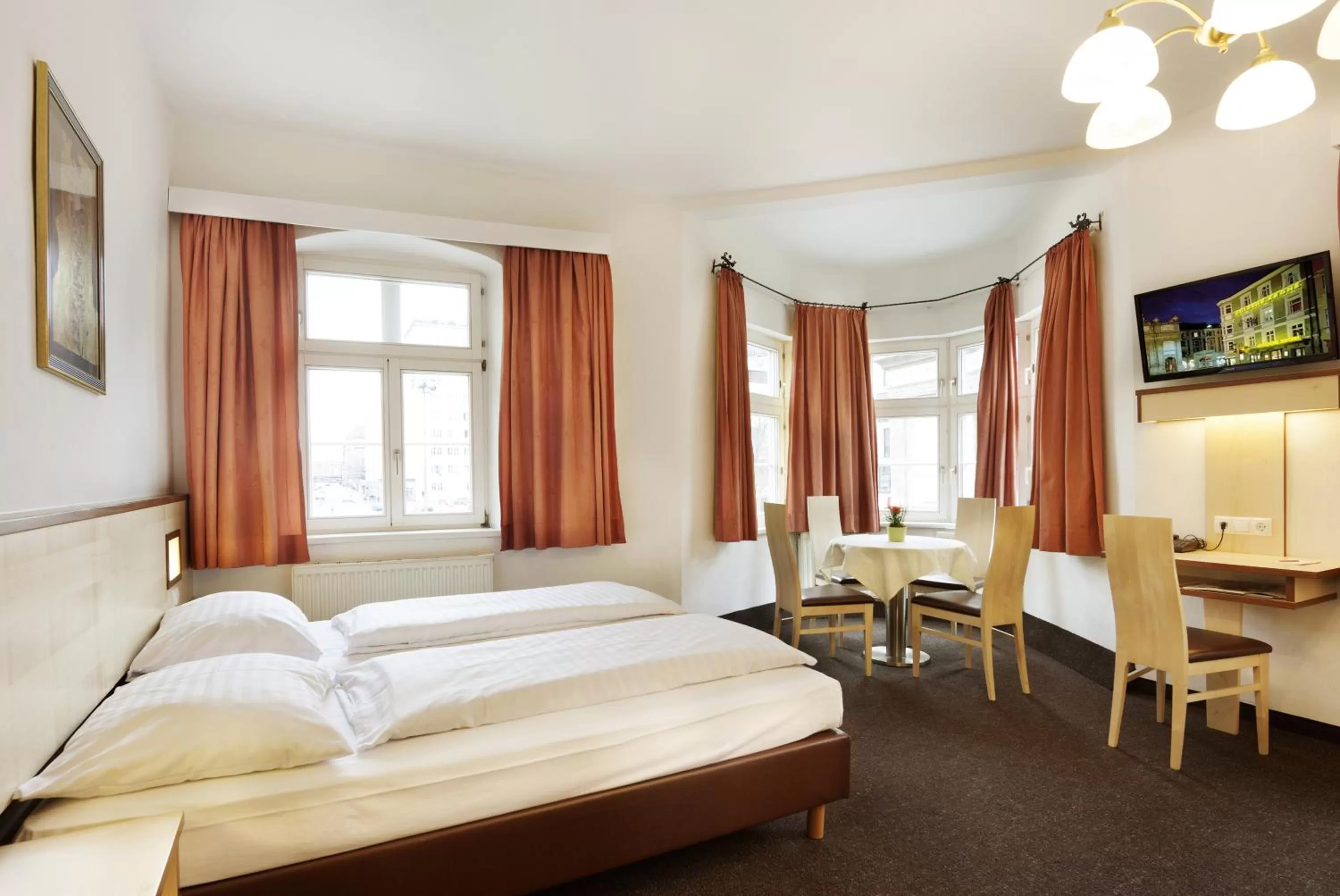 Bed in Hotel Goldene Krone Innsbruck
