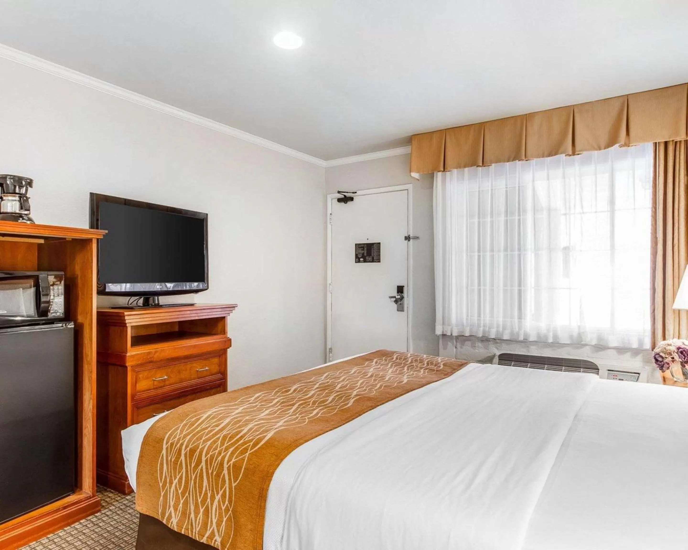 Photo of the whole room, Bed in The Inn at 1252 Monterey