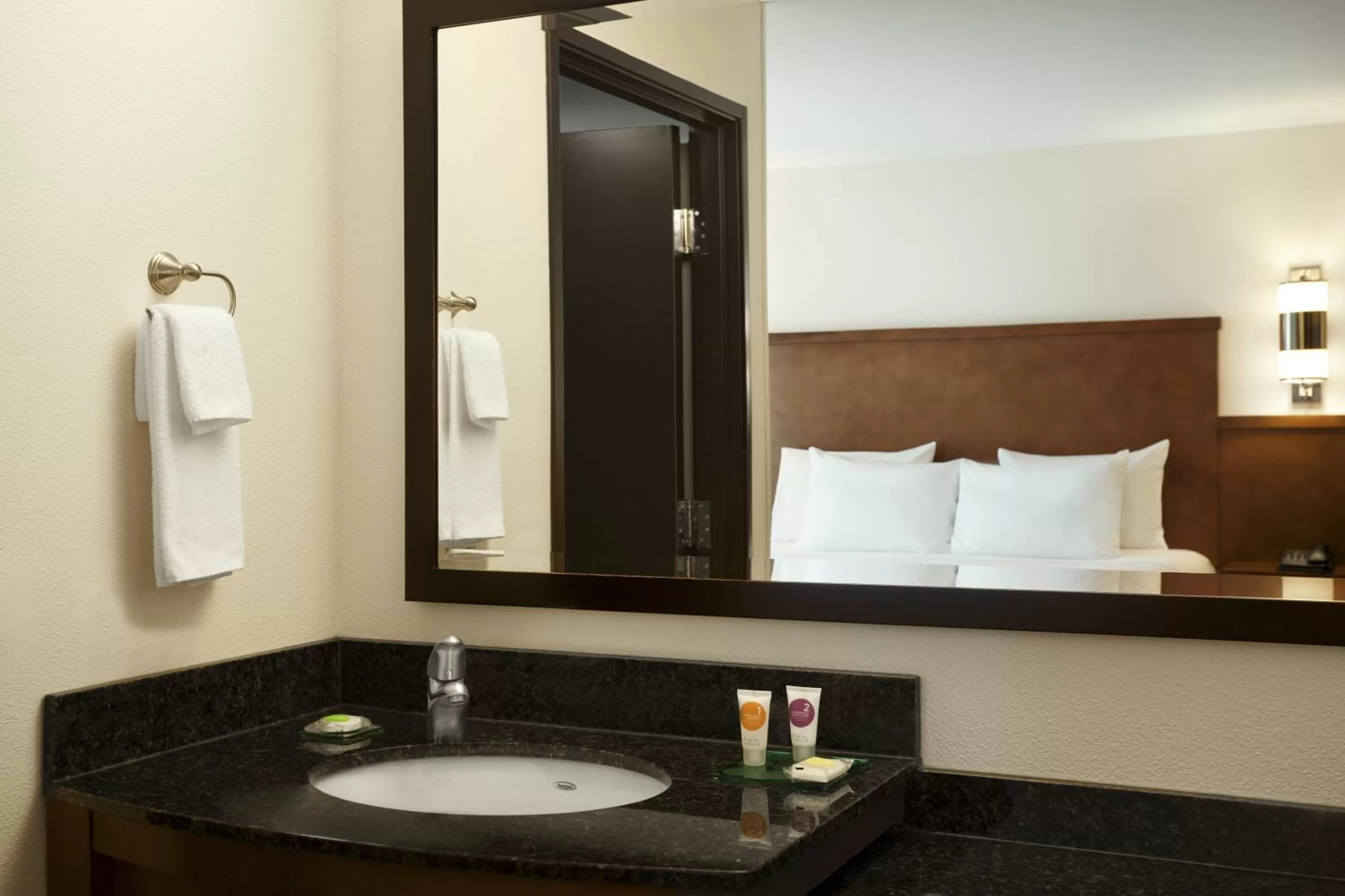 Bathroom, Bed in Hyatt Place Dallas/Garland/Richardson