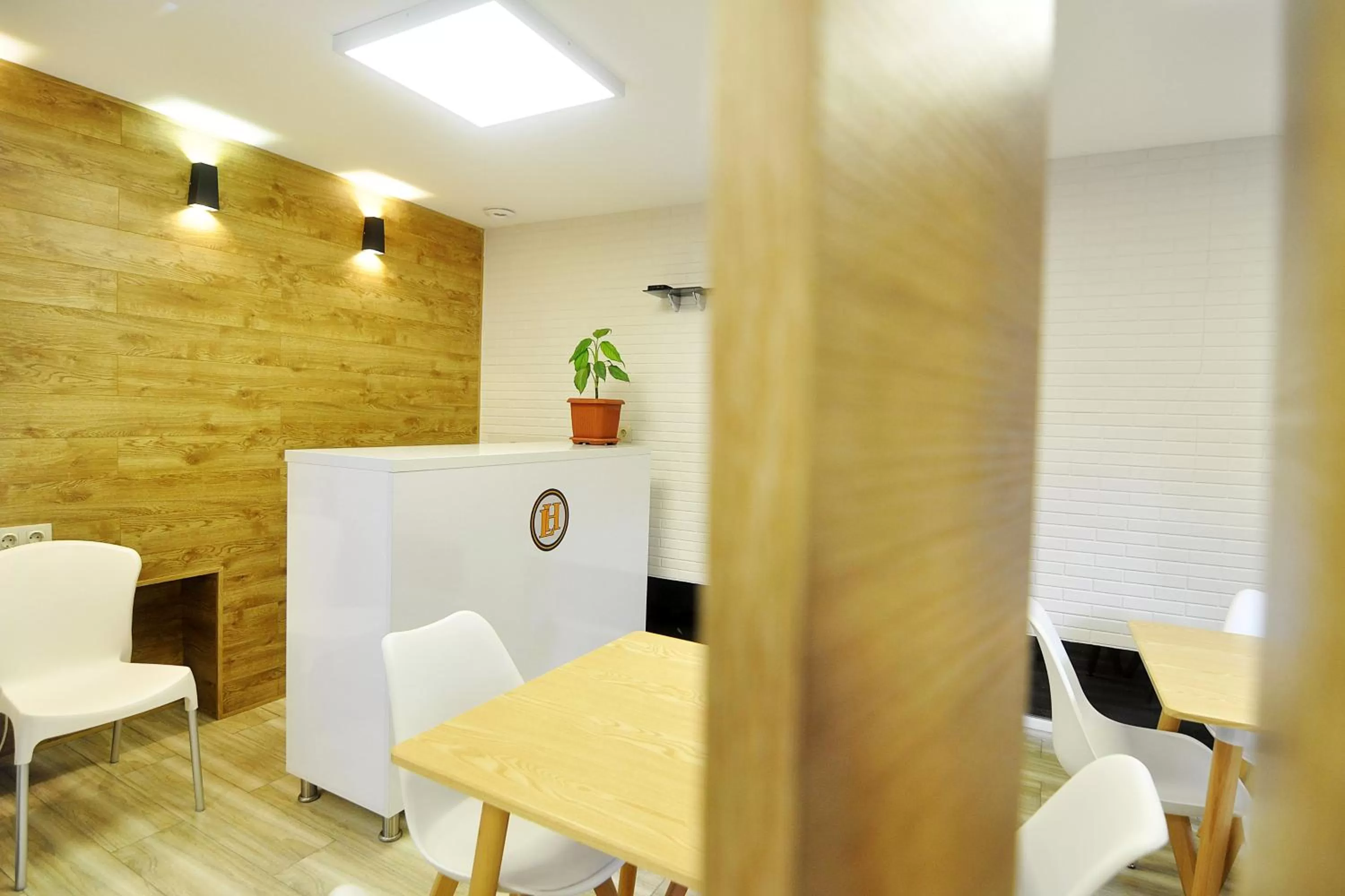 Restaurant/places to eat in Light Hotel