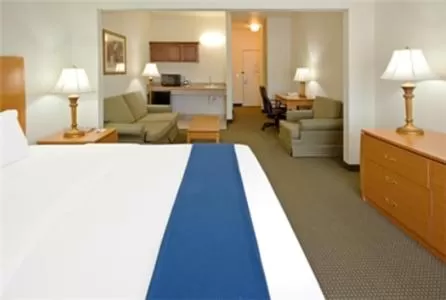 Photo of the whole room, Bed in Holiday Inn Express Hotel & Suites Columbus by IHG