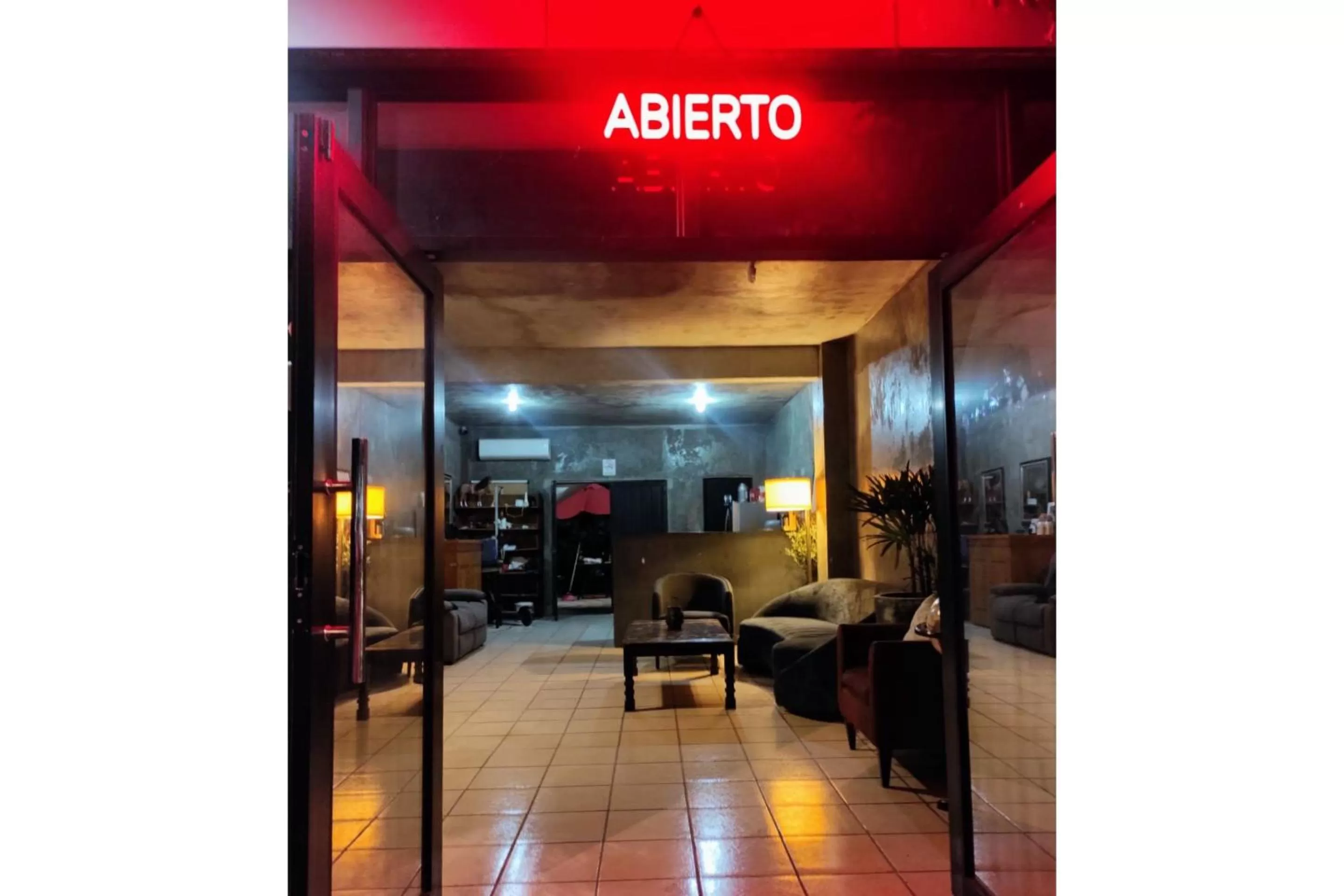 Lobby or reception in OYO Hotel Aeropuerto, San José del Cabo