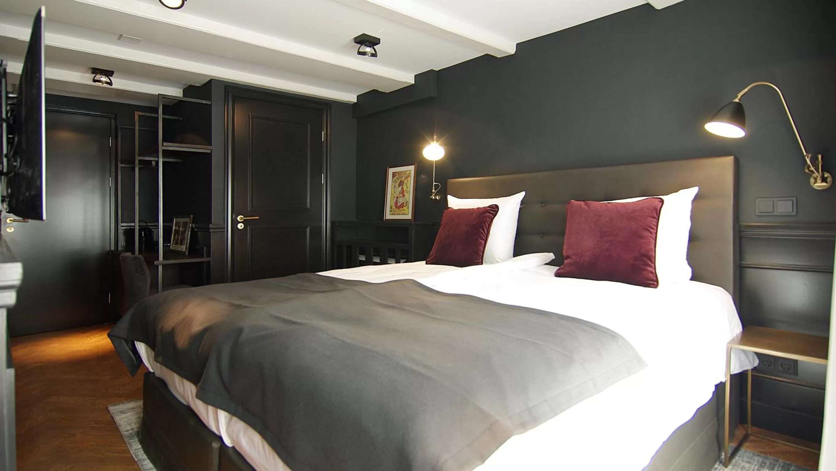 Photo of the whole room, Bed in The Bolster