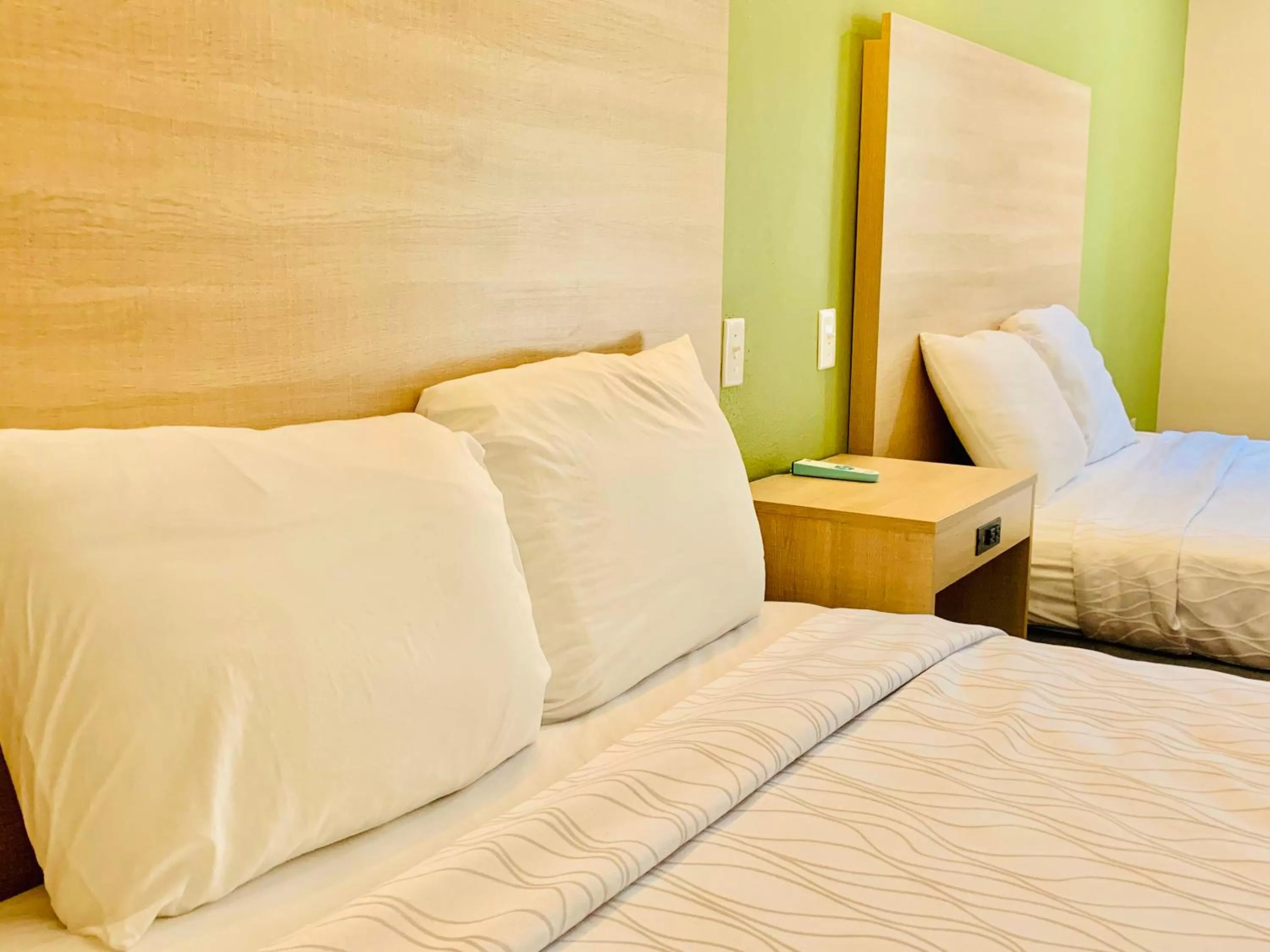 Bed in Weston Inn & Suites