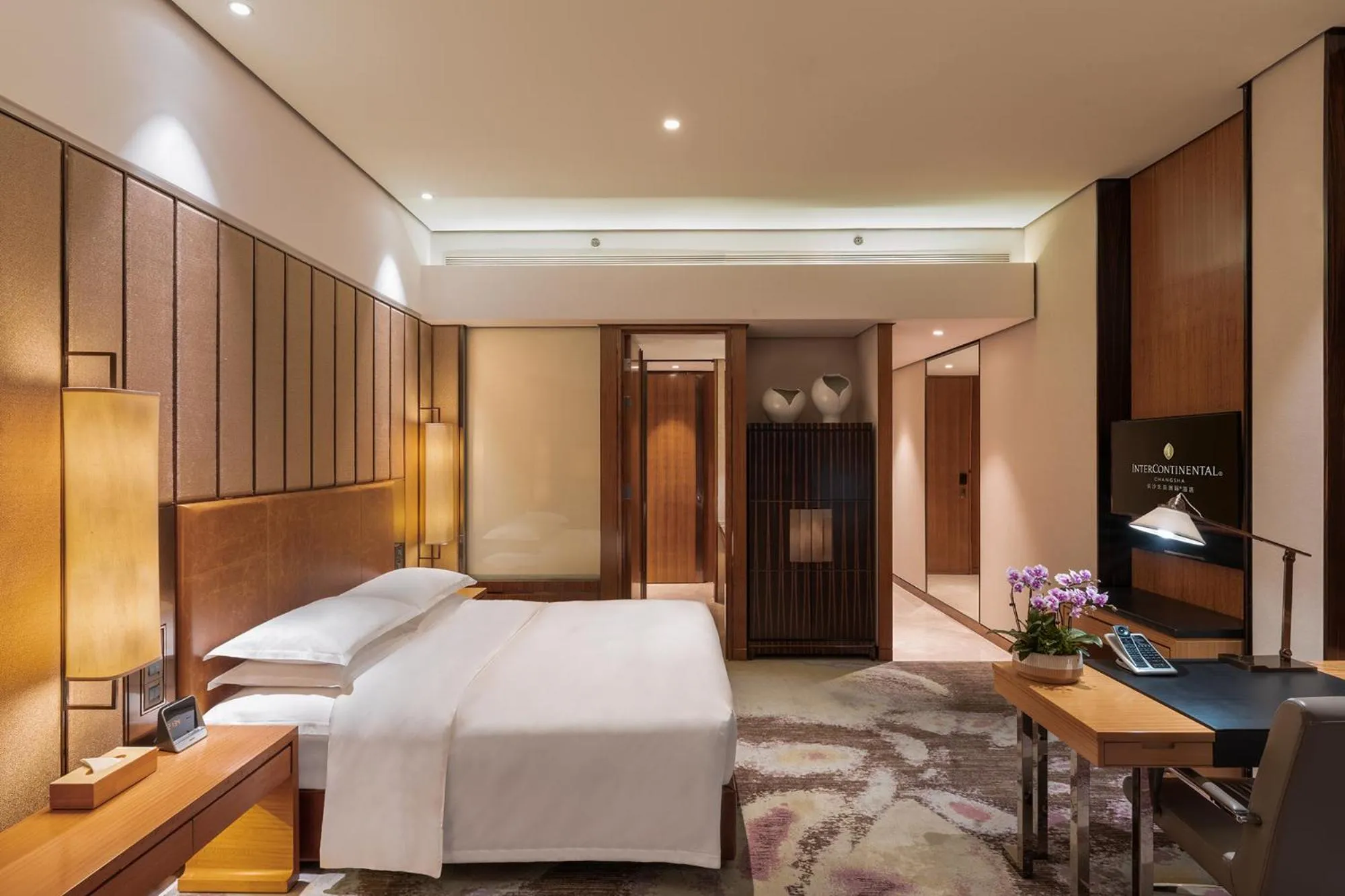 Photo of the whole room, Bed in InterContinental Changsha