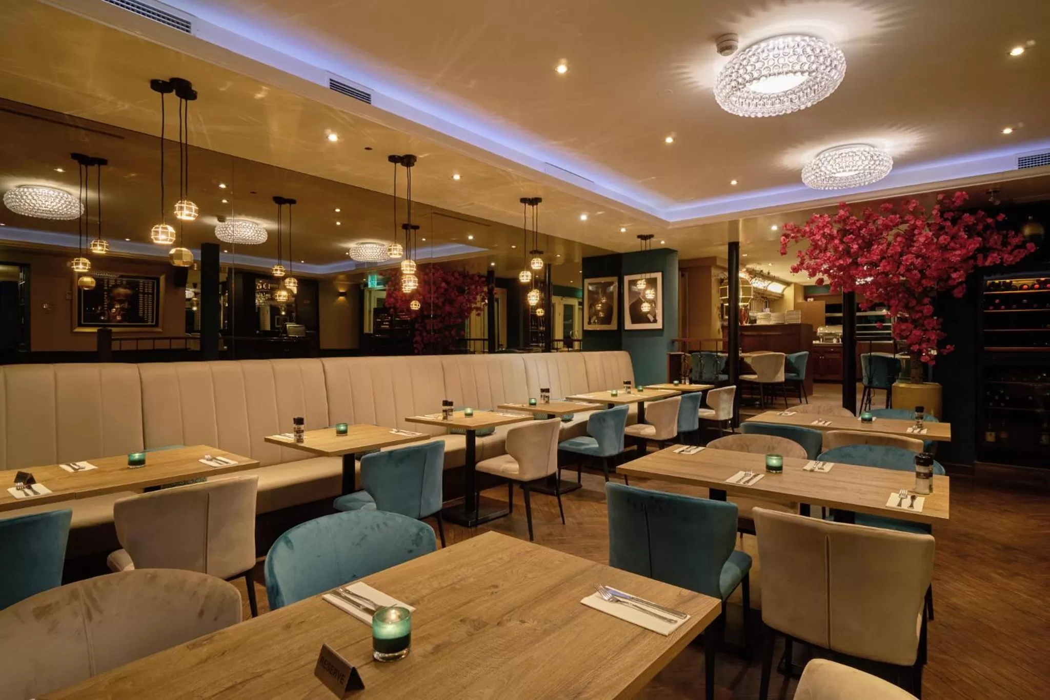 Restaurant/places to eat in Boutique Hotel Chariot - Amsterdam Schiphol Airport