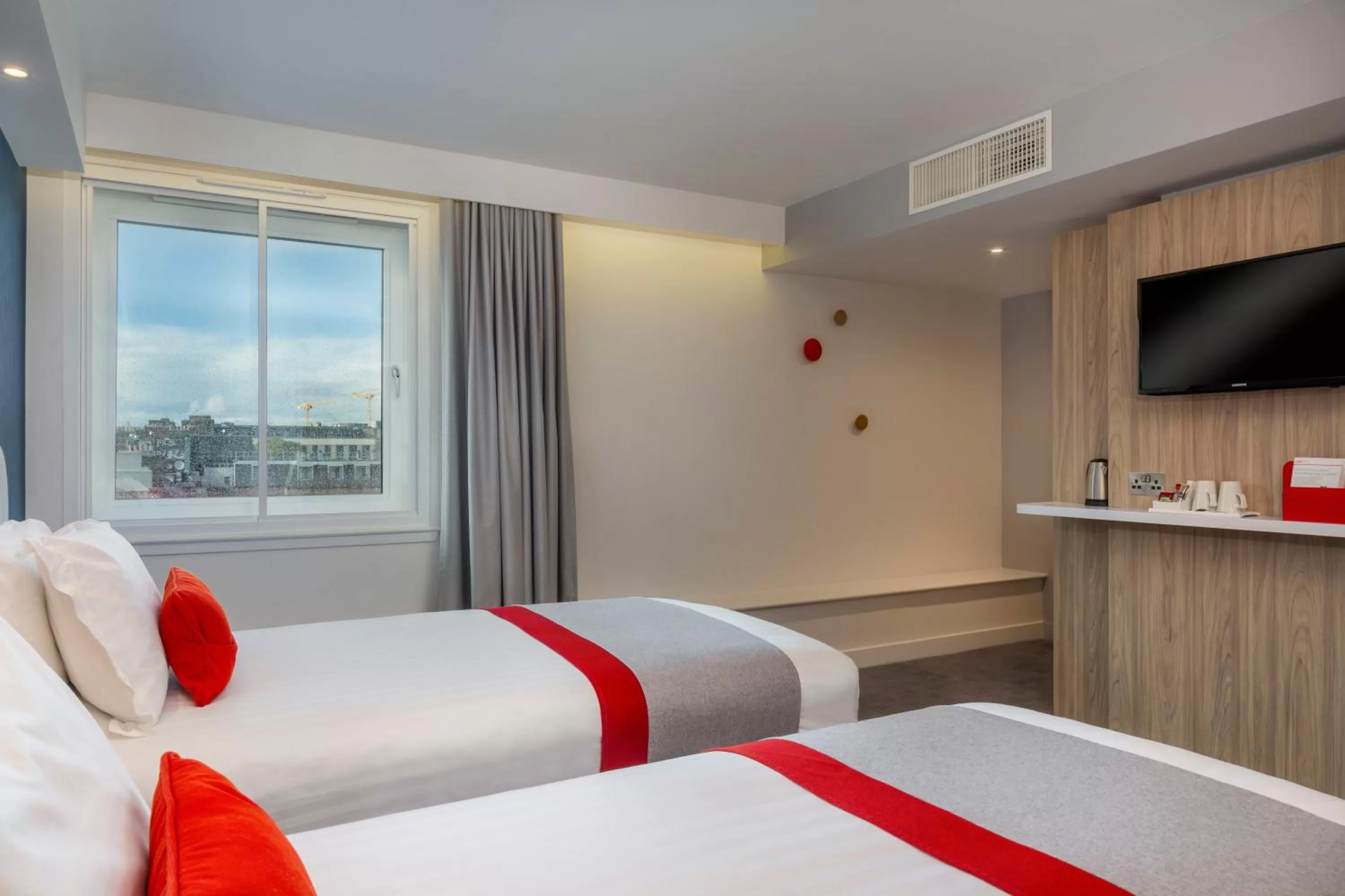 Photo of the whole room, Bed in Holiday Inn Express Dublin City Centre by IHG
