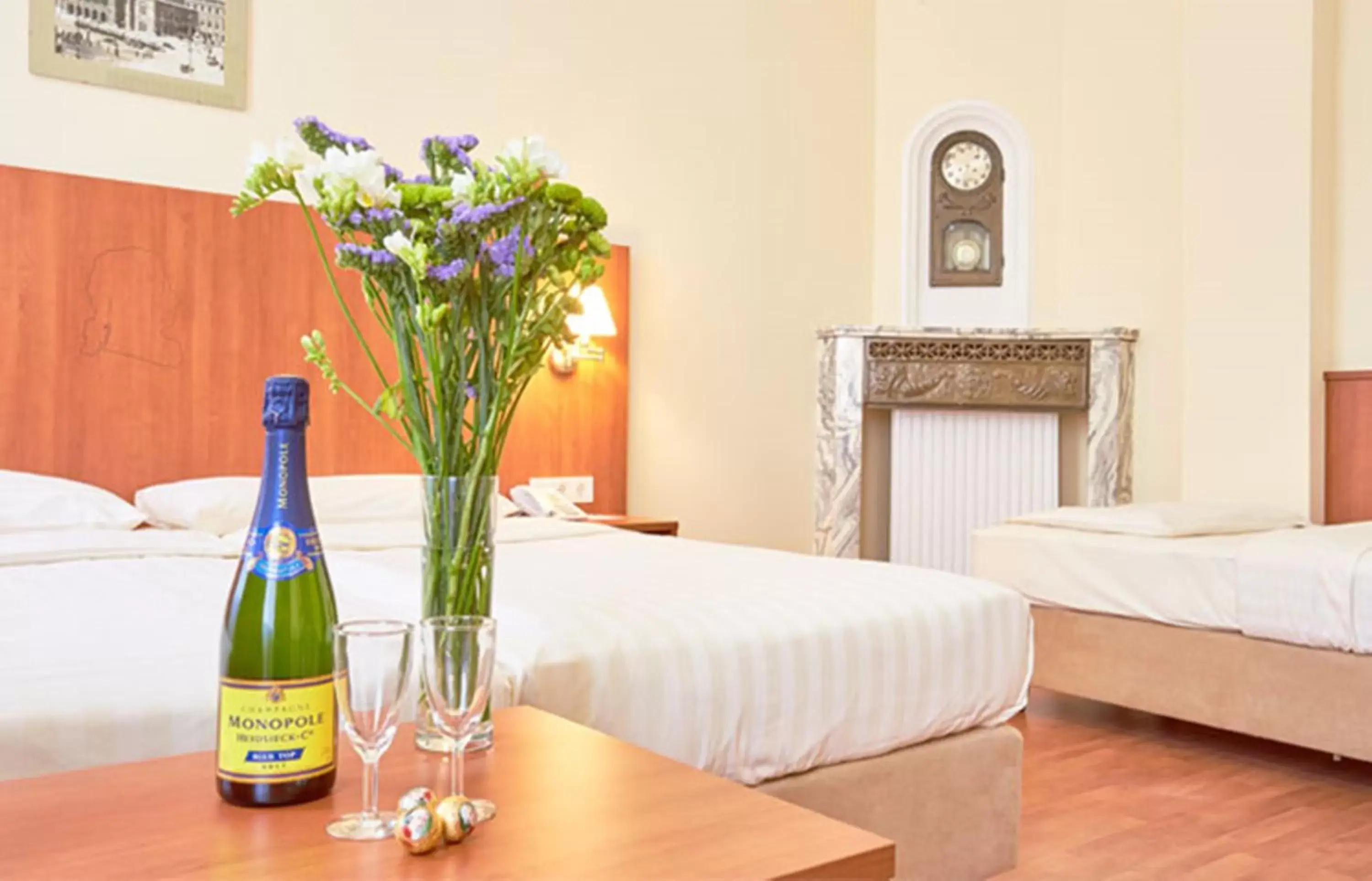 Basic Triple Room in Hotel Mozart Basic Triple Room in Hotel Mozart