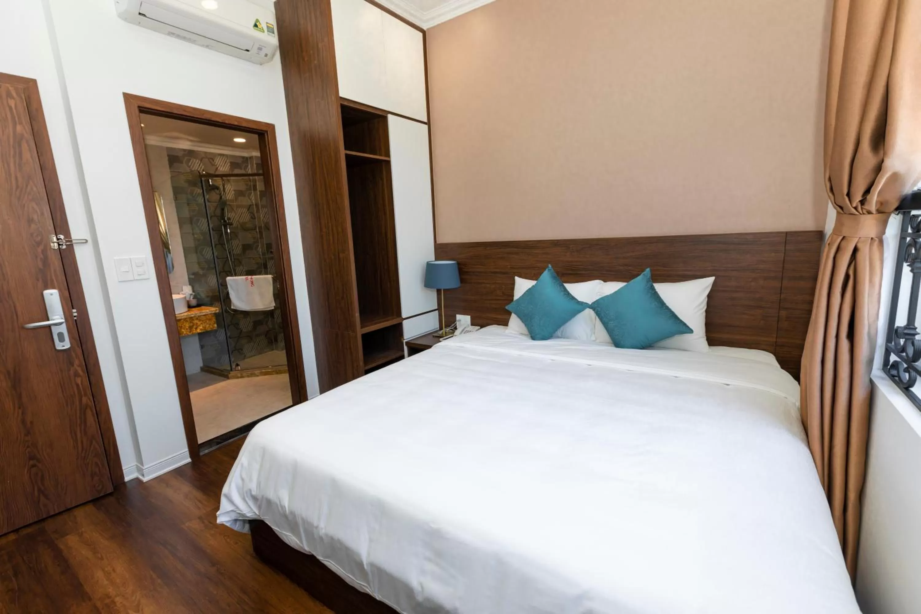 Photo of the whole room, Bed in Minh Phong Hotel Ha Long