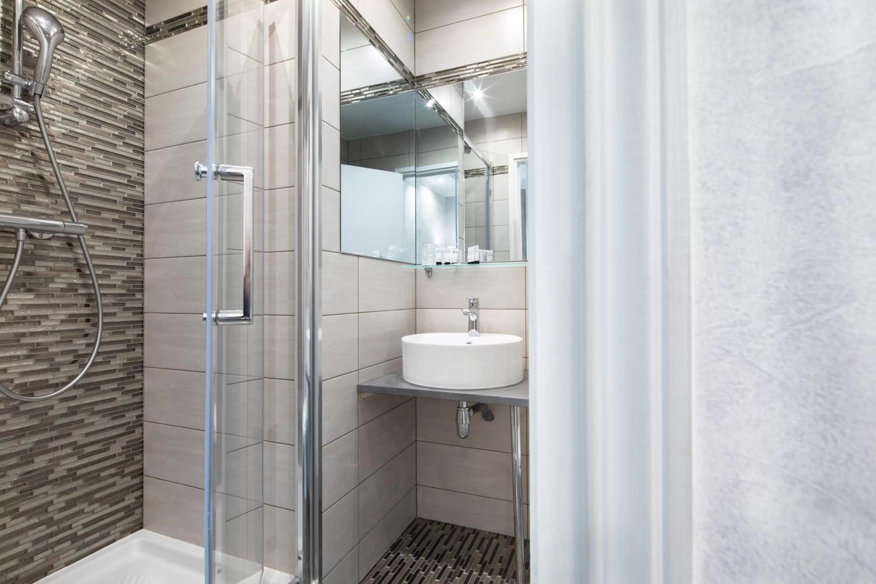 Shower in Hôtel de Genève