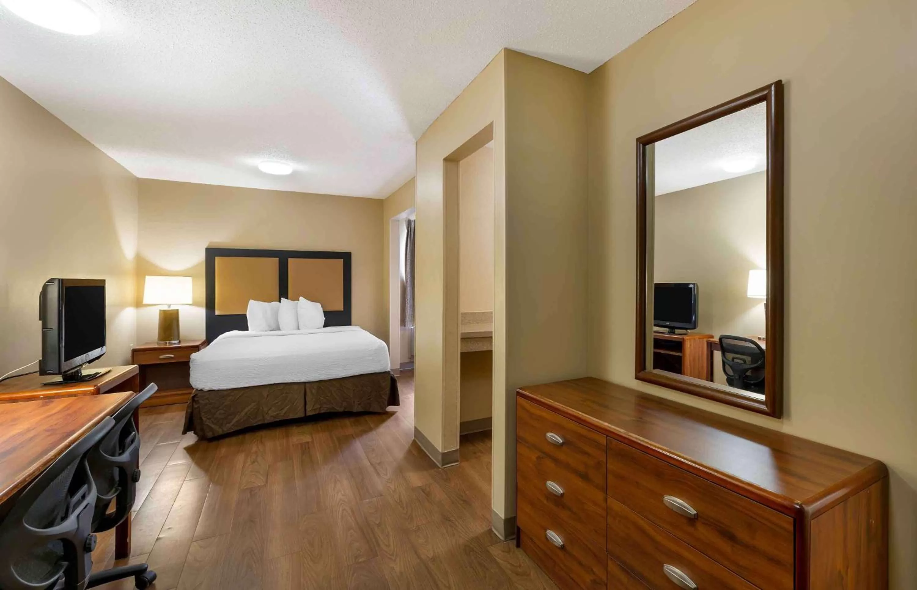 Bedroom, Bed in Extended Stay America Suites - Cleveland - Great Northern Mall