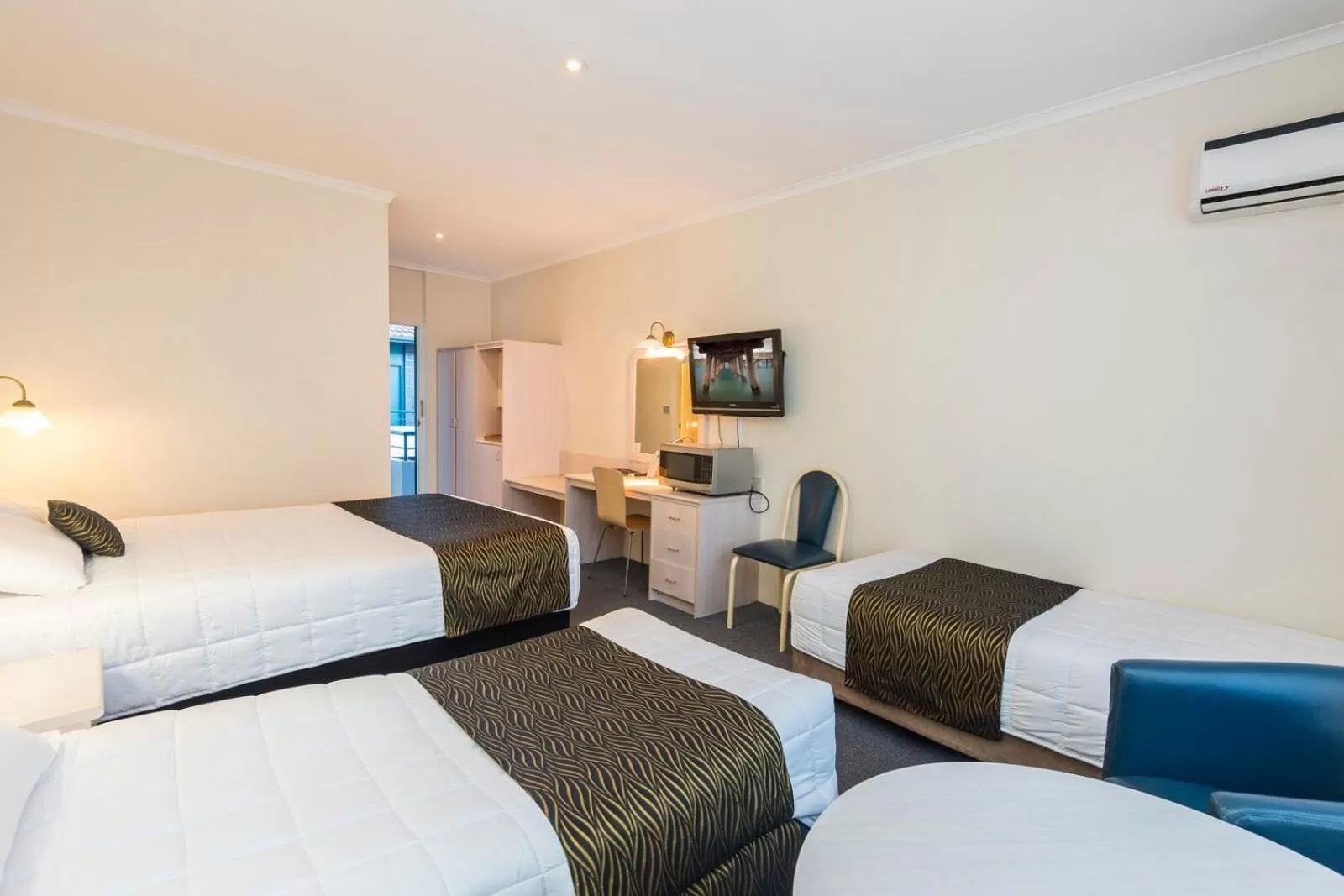 Photo of the whole room, Bed in Comfort Inn All Seasons