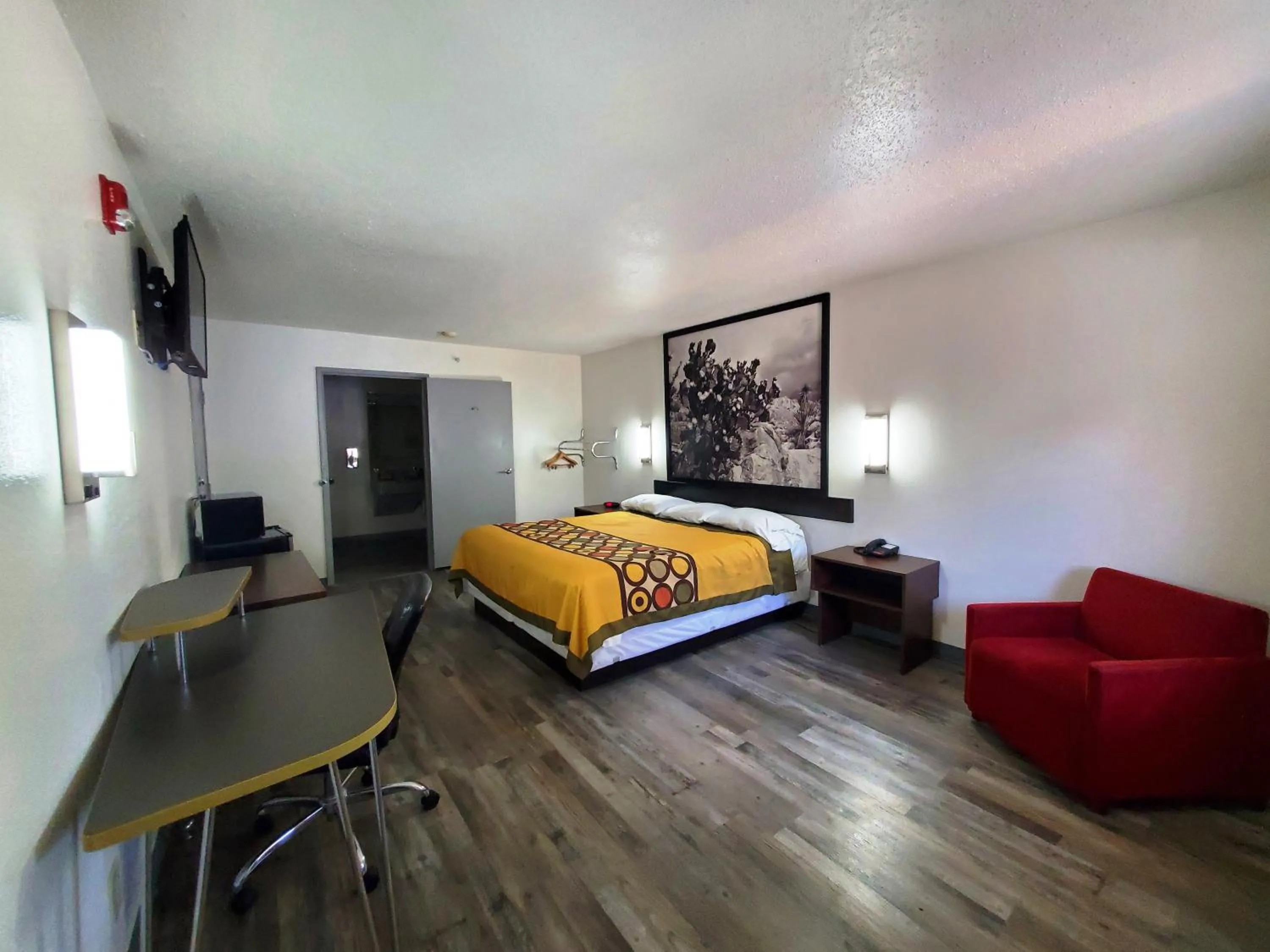 Photo of the whole room, Bed in Highland Inn