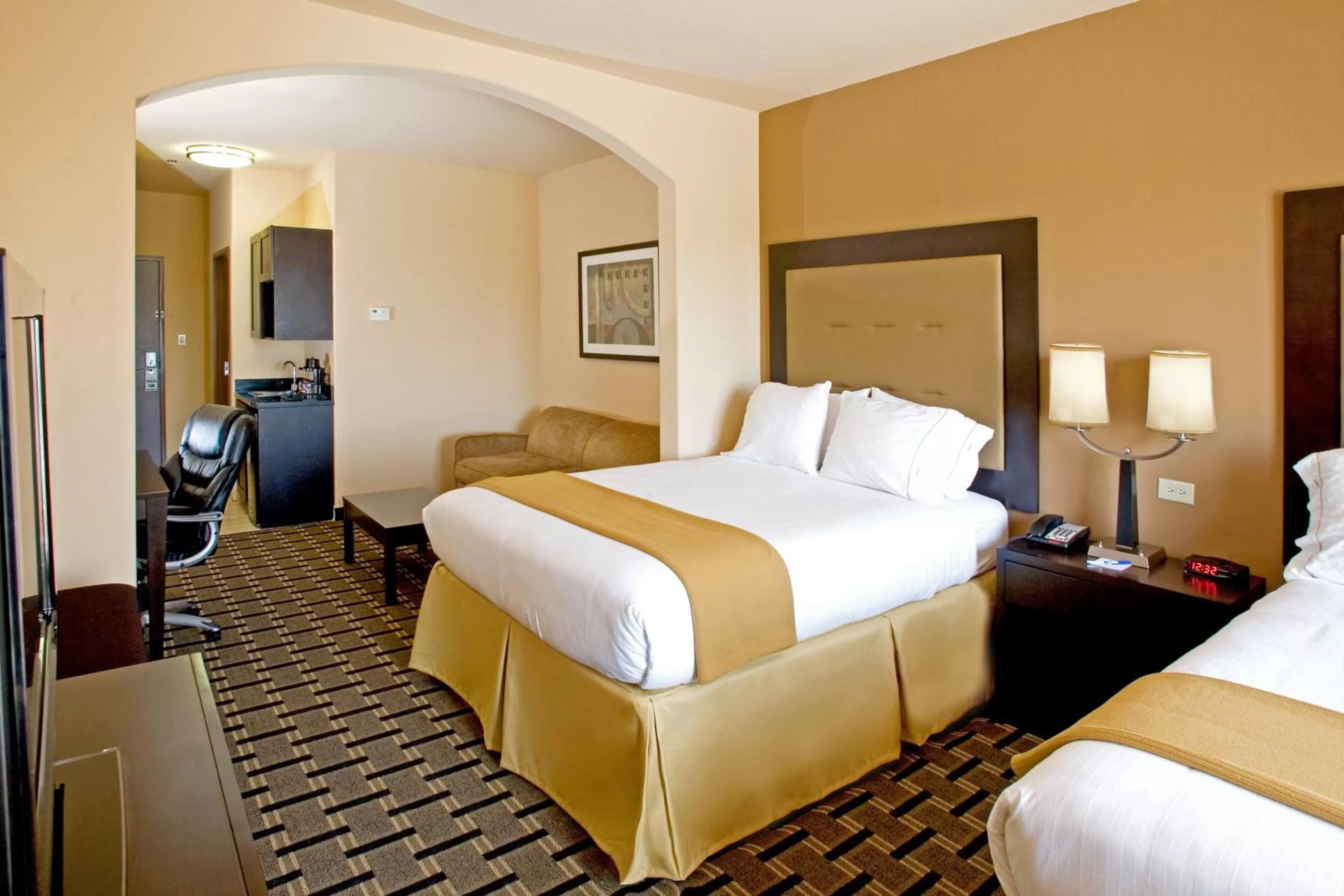 Photo of the whole room, Bed in Holiday Inn Express and Suites Beeville by IHG