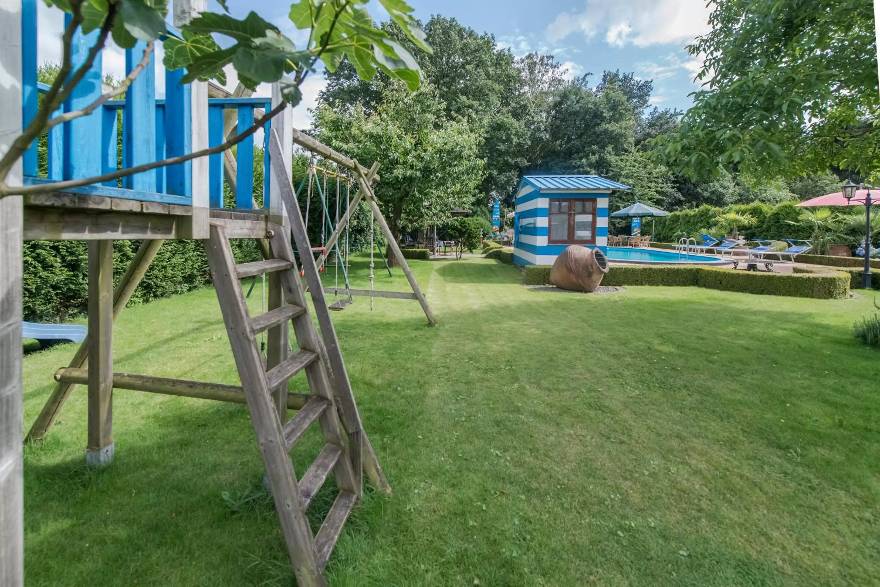 Garden in B&B Casa Roman & Vakantiewoning voor 1 pers tot max 32 personen