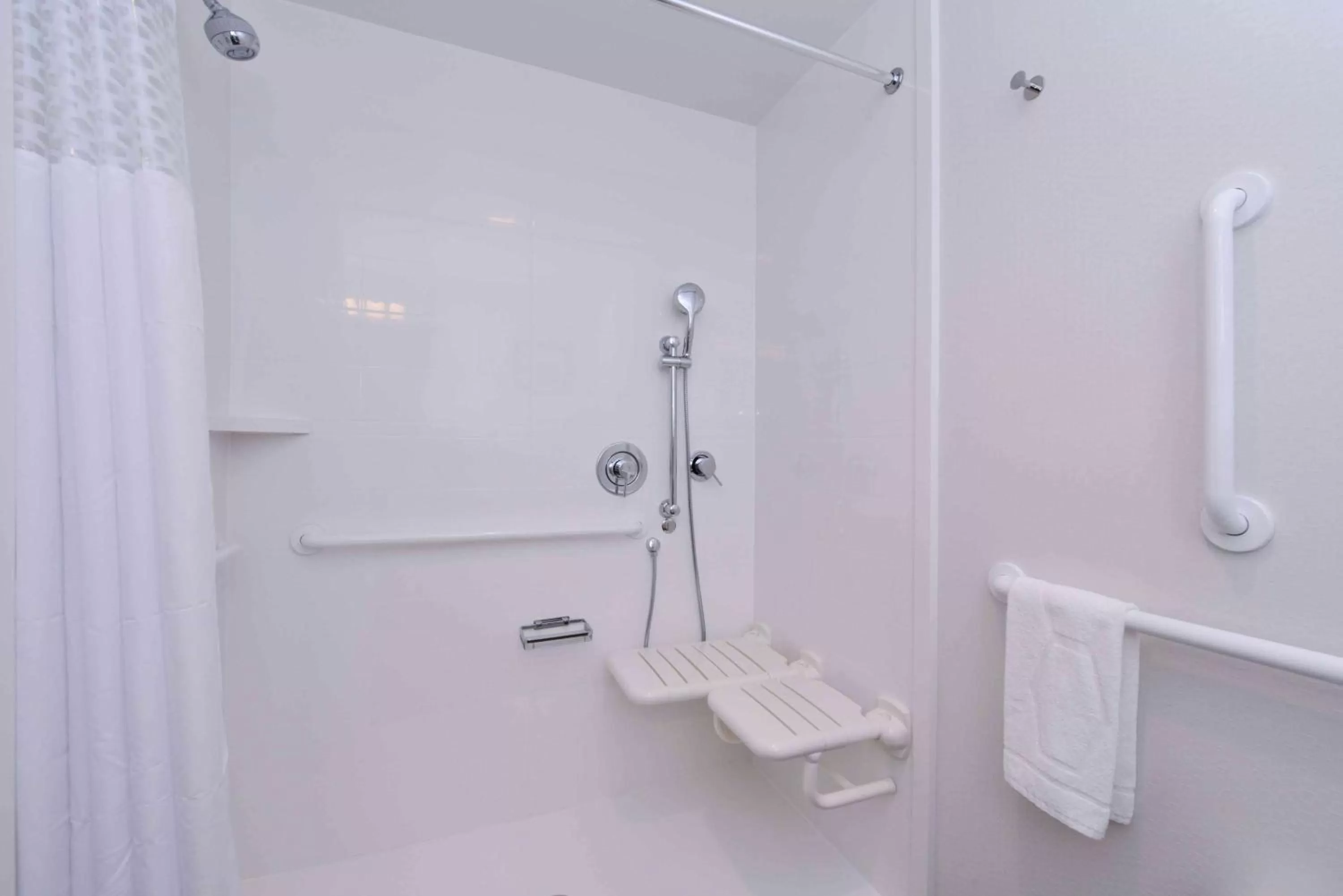 Bathroom in Hampton Inn Pittsburgh - Wexford - Cranberry South