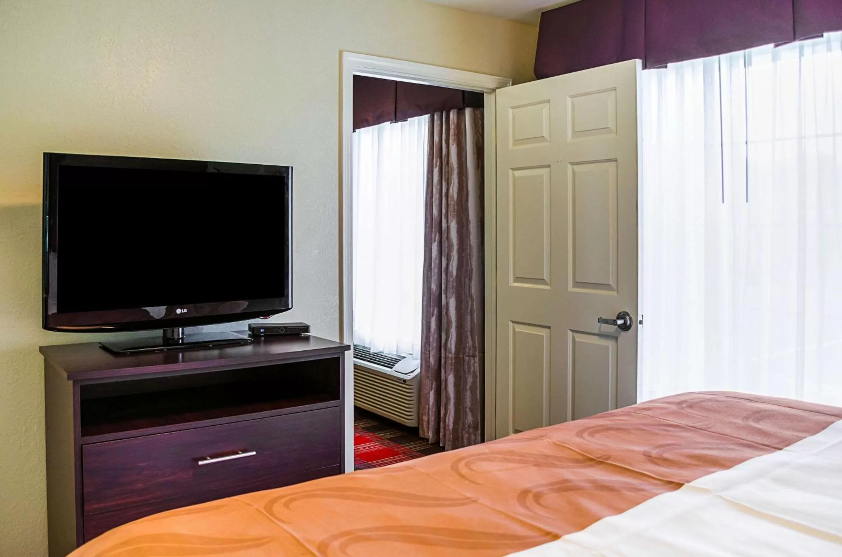 Photo of the whole room, Bed in Quality Inn Vicksburg