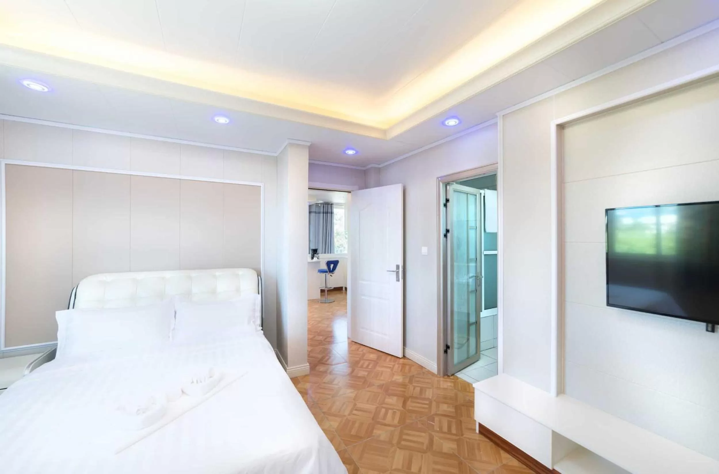 Photo of the whole room in Riverside Hotel