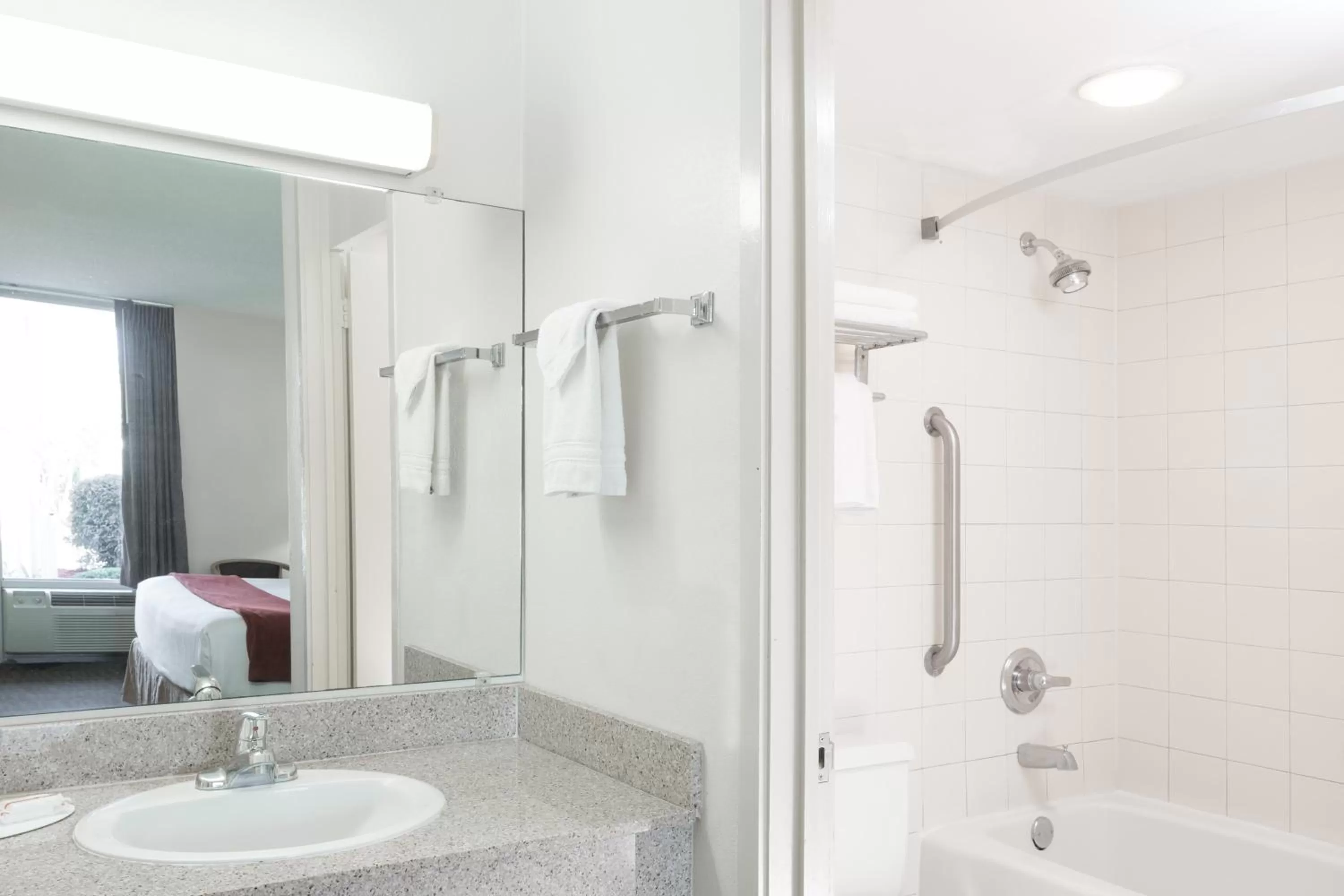 Deluxe King Room - Smoking in Days Inn by Wyndham Adel I-75