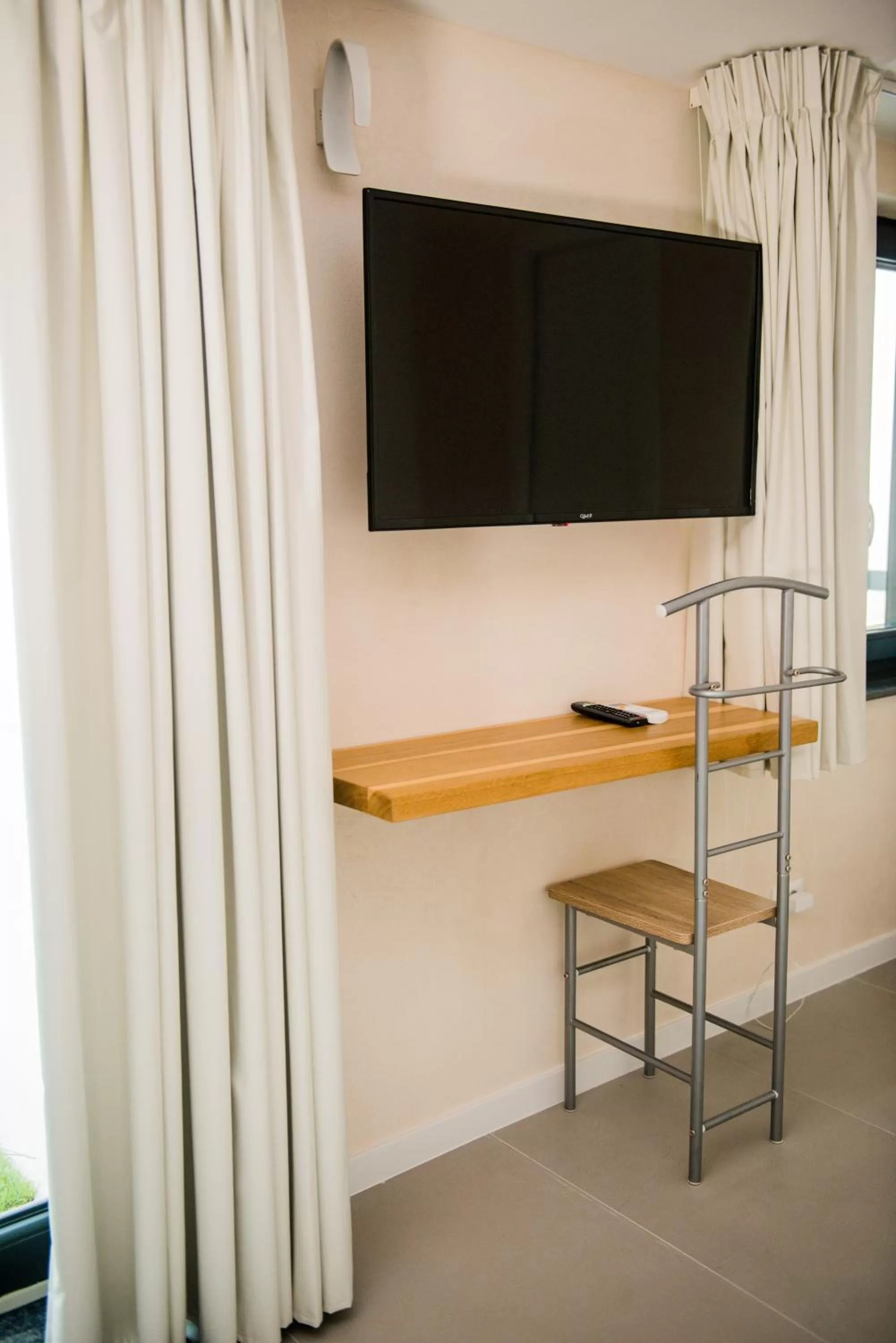 TV and multimedia, TV/Entertainment Center in Divina Perla