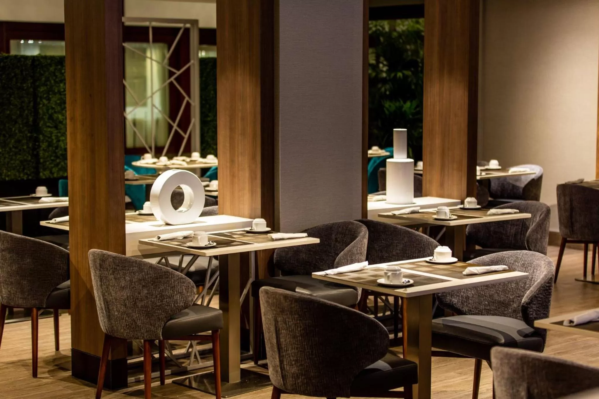 Restaurant/places to eat in Holiday Inn Toronto Downtown Centre by IHG