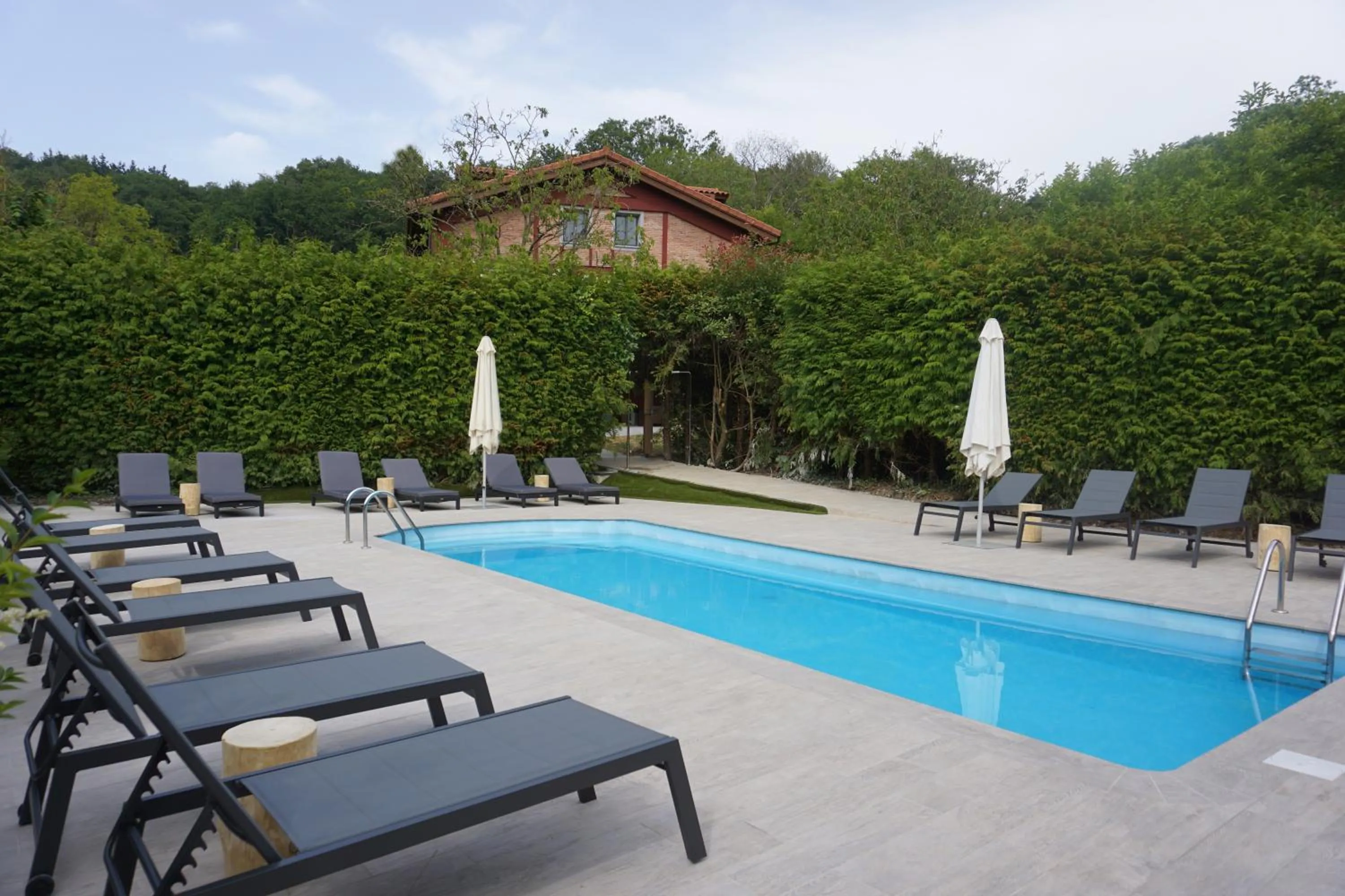 Swimming pool in Hotel Rural Sagarlore