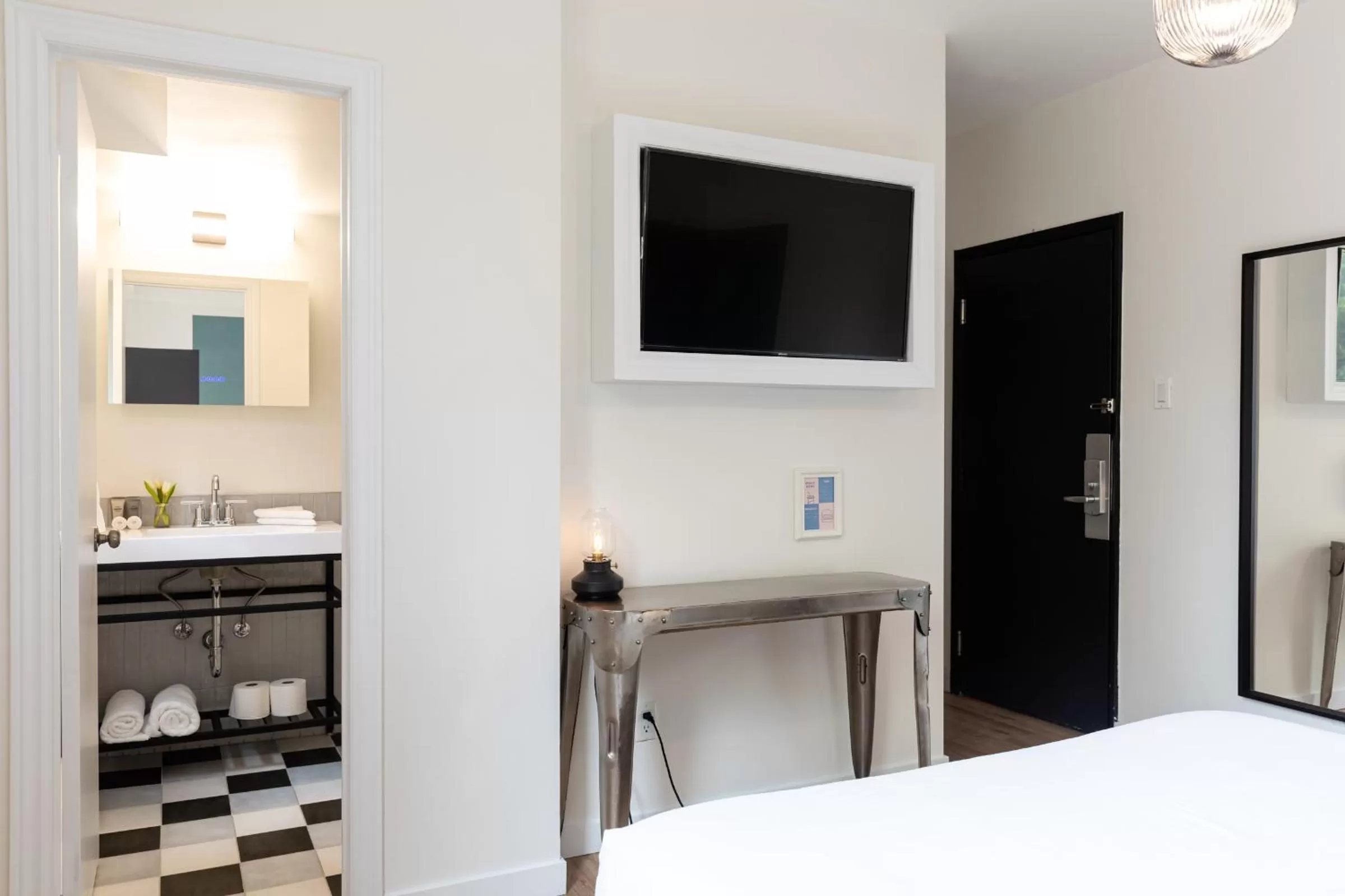 Bedroom, TV/Entertainment Center in Pembroke Inn